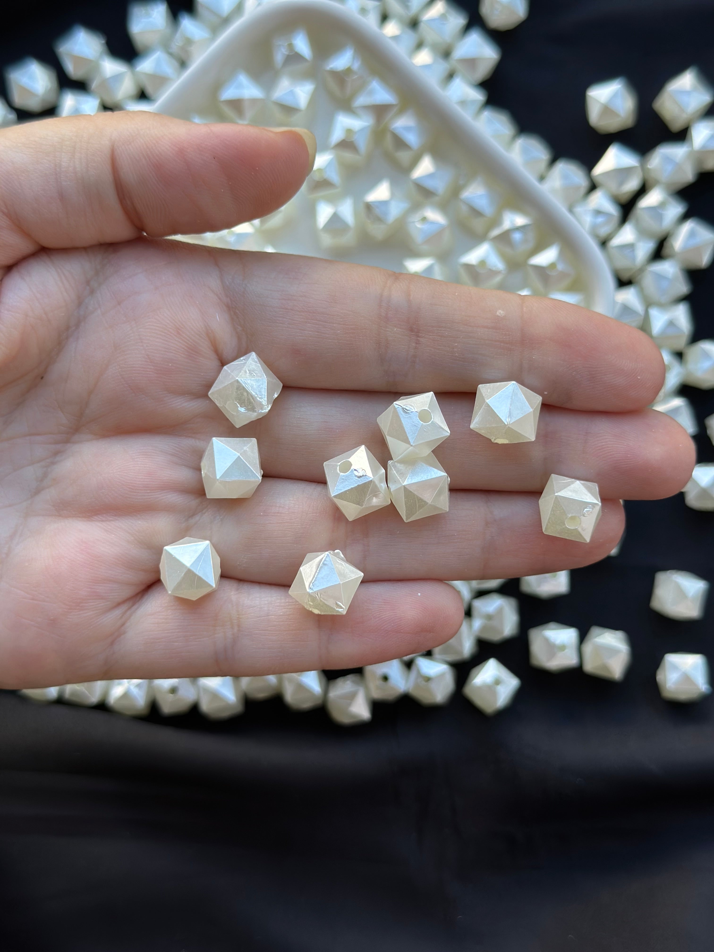 50 Adet 10x10 mm Elmas Kesim Küp Boncuk – Beyaz Sedefli Takı ve Aksesuar Boncuğu