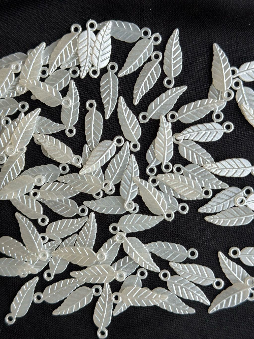 100 Adet Beyaz Sedefli Yaprak 20 mm Akrilik Boncuk