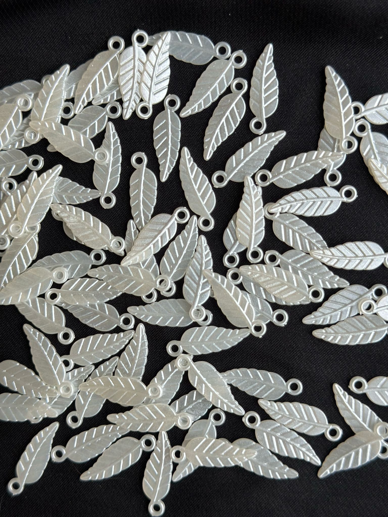 100 Adet Beyaz Sedefli Yaprak 20 mm Akrilik Boncuk