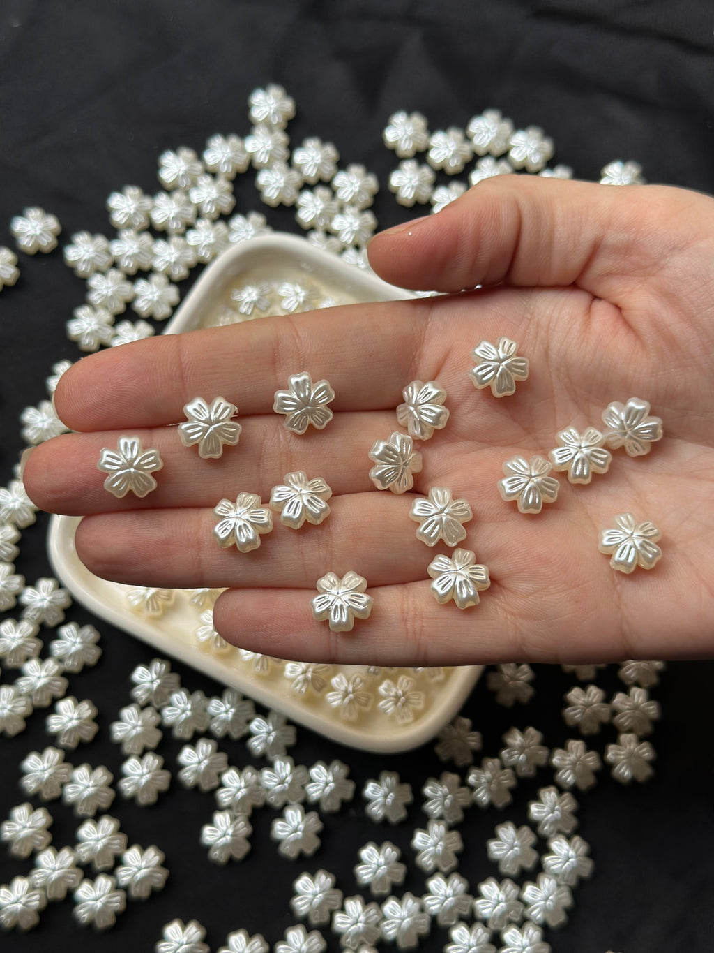 50 Adet Beyaz Sedefli Çiçek Akrilik Boncuk – 12 mm Plastik Takı & Bileklik Aksesuarı
