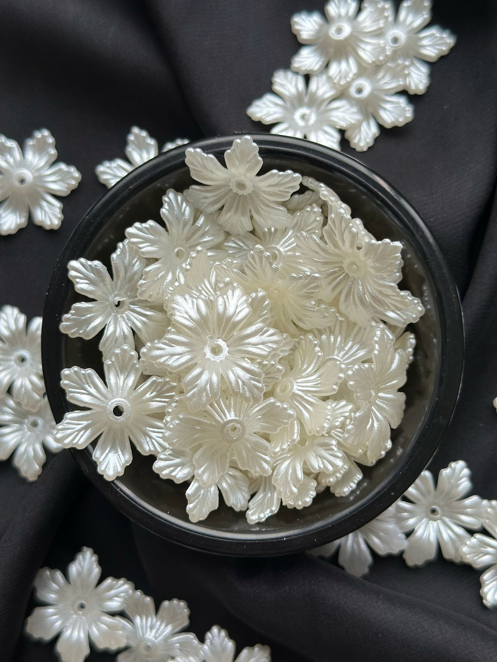 25 Adet Beyaz Sedefli Çiçek 26 mm Akrilik Boncuk