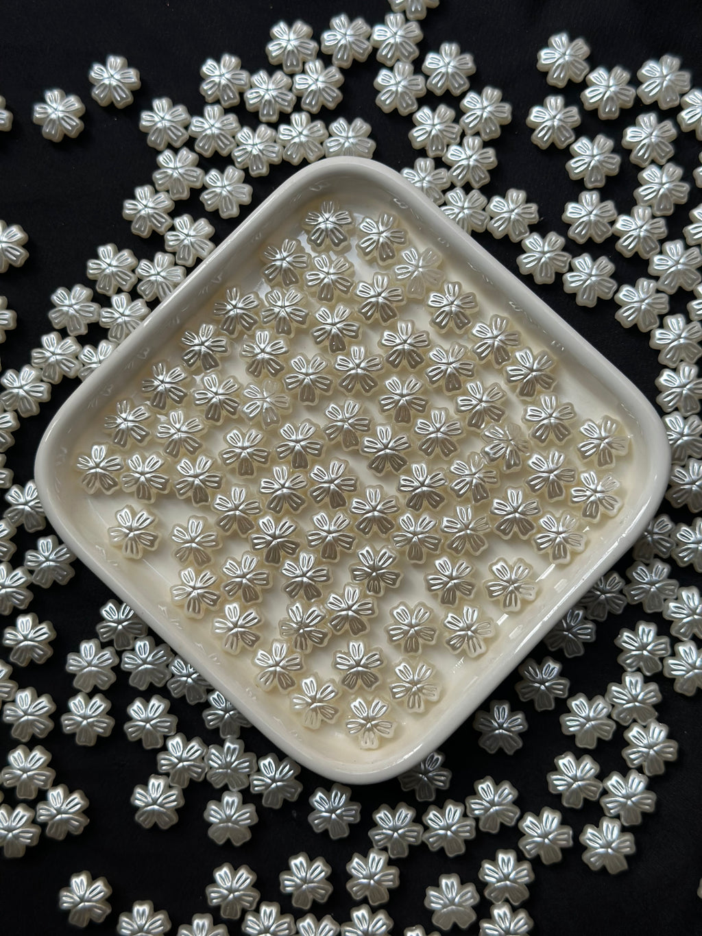 50 Adet Beyaz Sedefli Çiçek Akrilik Boncuk – 12 mm Plastik Takı & Bileklik Aksesuarı