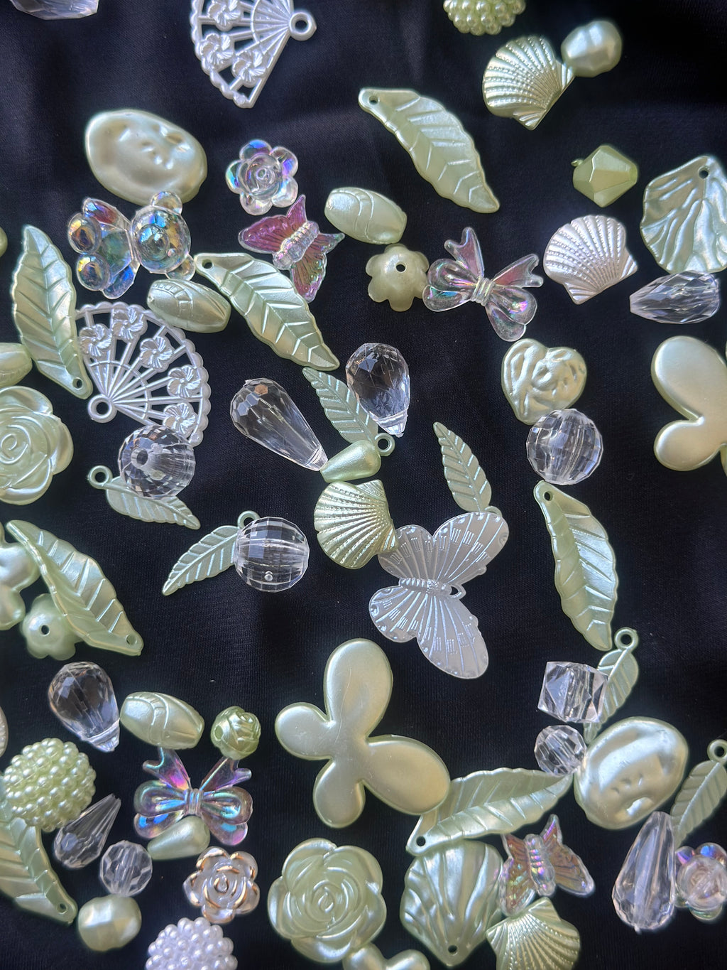 40 Adet Sedefli Yeşil Şeffaf Karışık Figürlü Plastik Boncuk