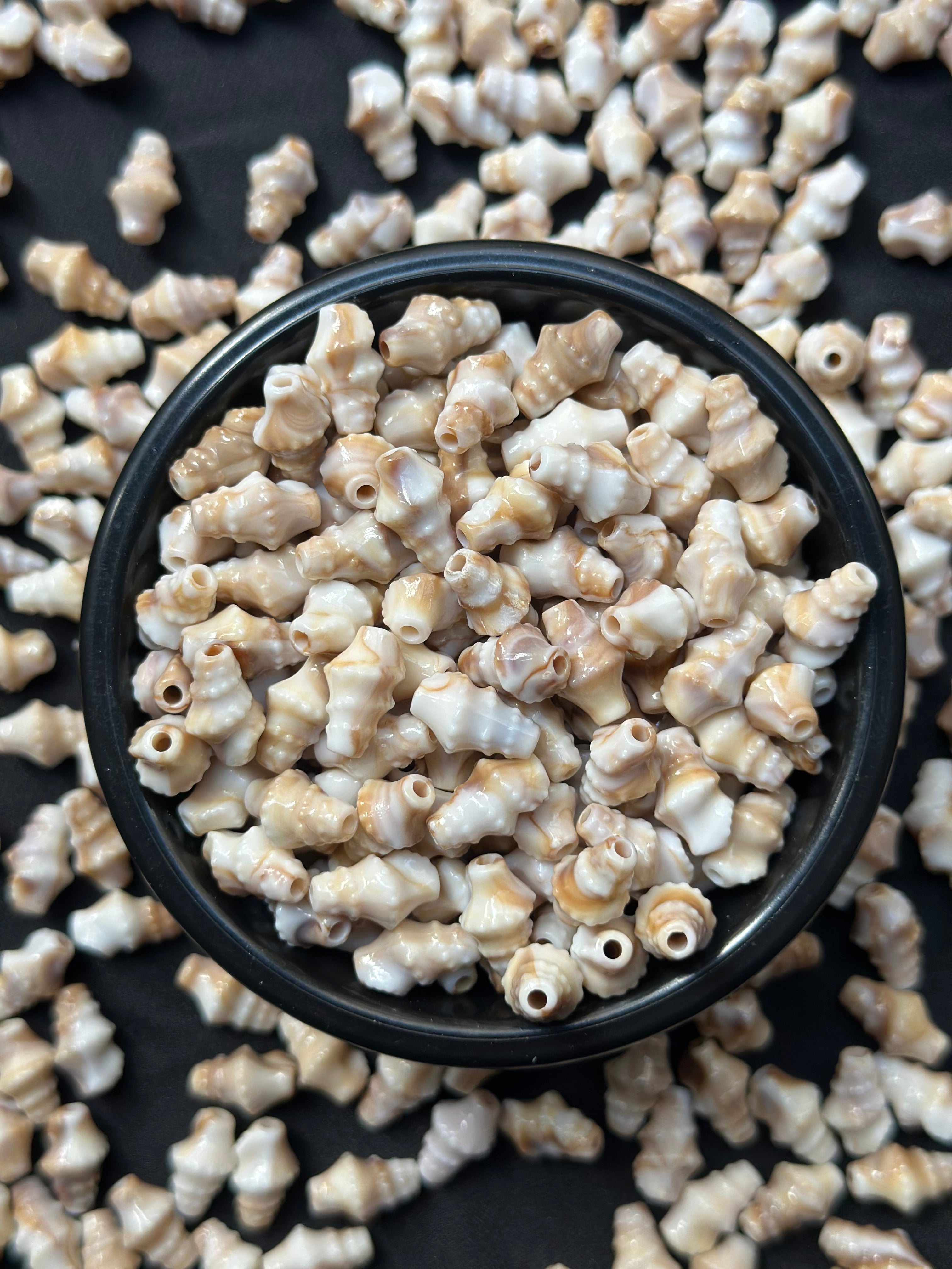 50 Adet 13.2 mm Deniz Kabuğu Figürlü Akrilik Plastik Boncuk – Karışık Renkli Takı ve Dekor Boncuğu