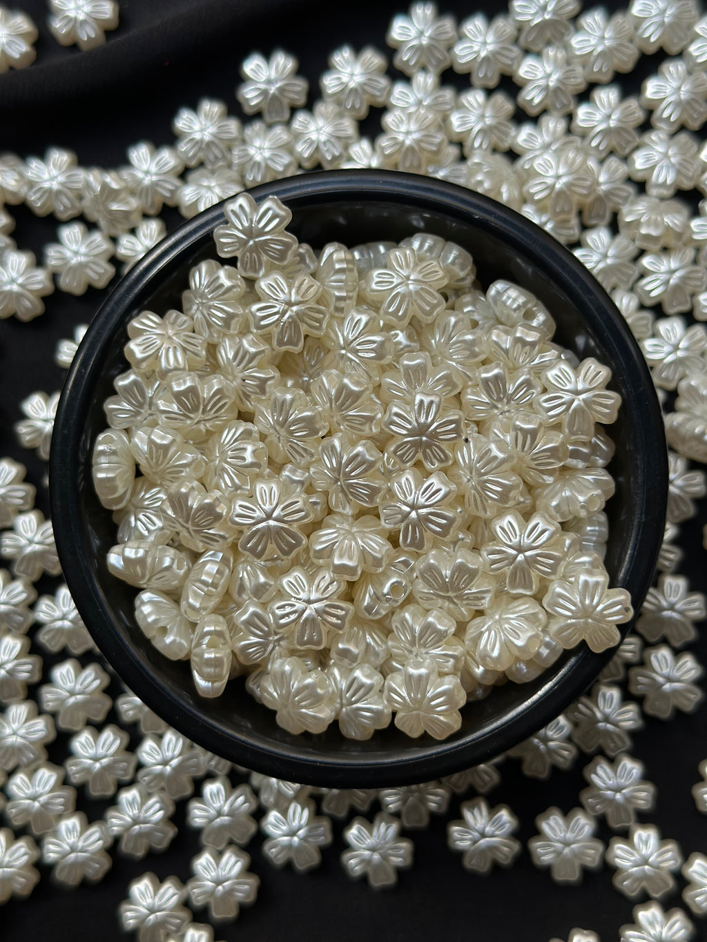 50 Adet Beyaz Sedefli Çiçek Akrilik Boncuk – 12 mm Plastik Takı & Bileklik Aksesuarı