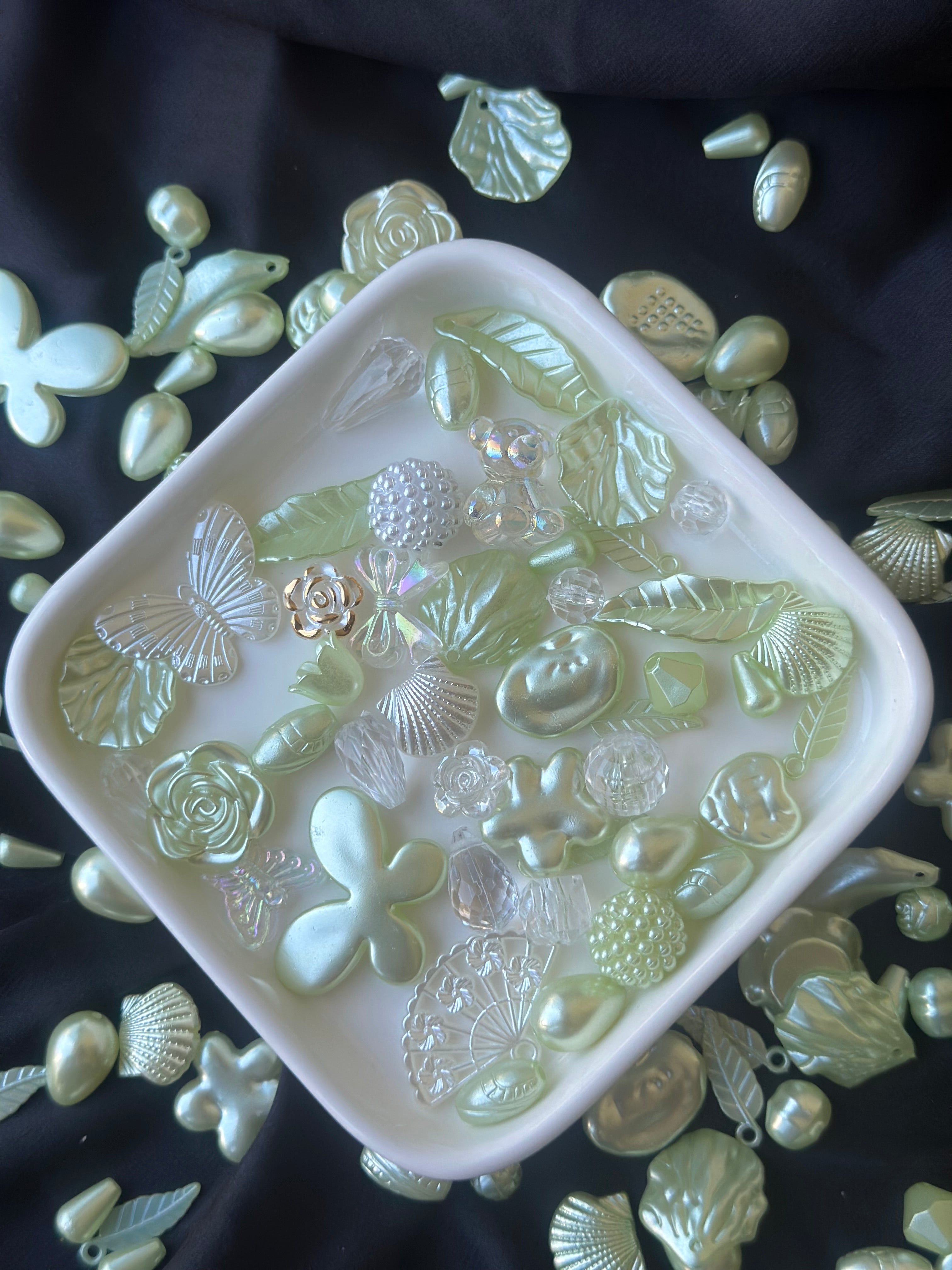 40 Adet Sedefli Yeşil Şeffaf Karışık Figürlü Plastik Boncuk