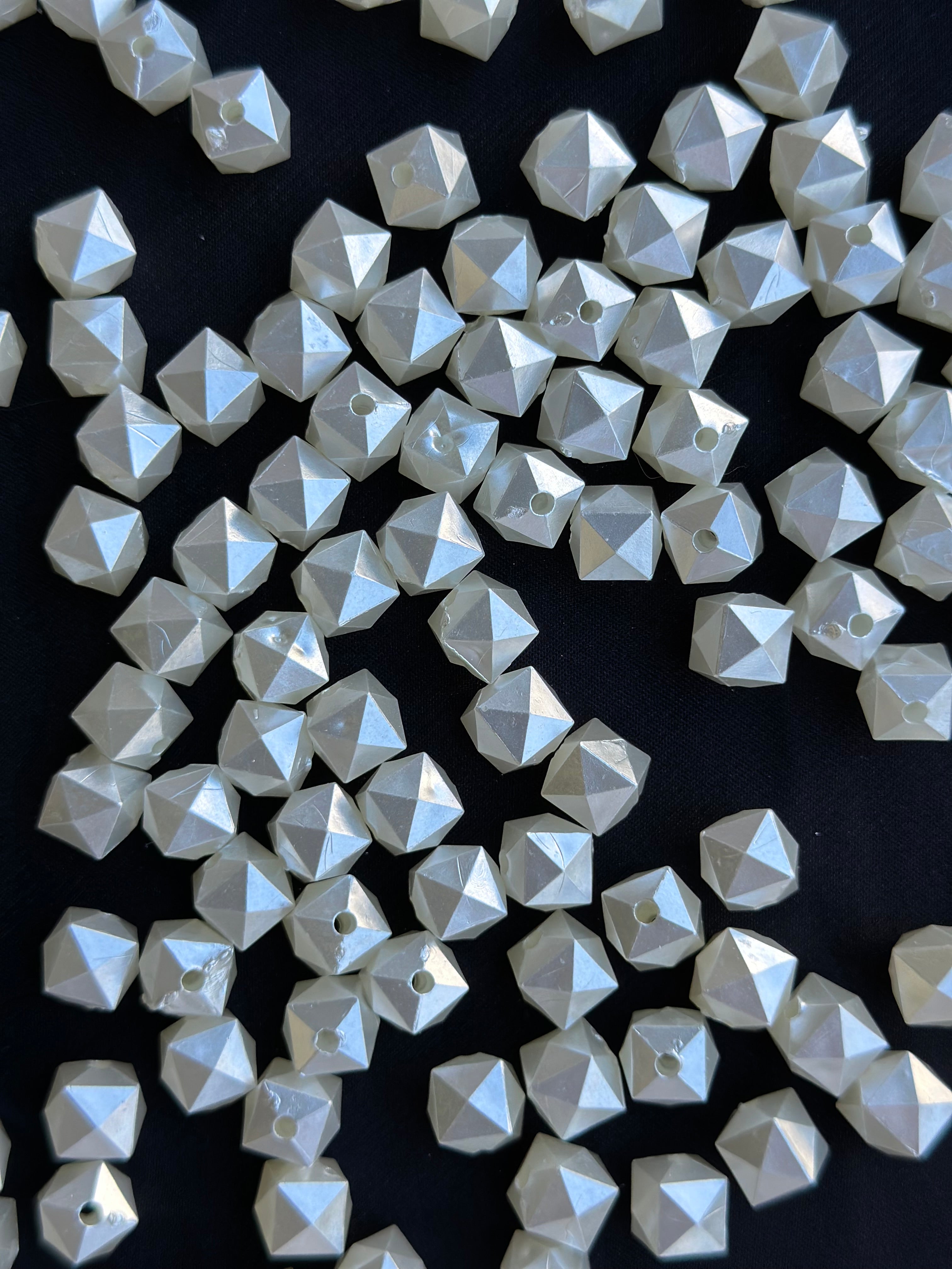 50 Adet 10x10 mm Elmas Kesim Küp Boncuk – Beyaz Sedefli Takı ve Aksesuar Boncuğu