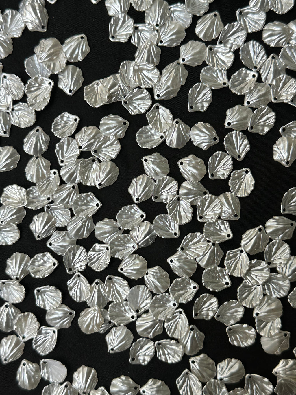 200 Adet İnce Beyaz Sedefli Yaprak Akrilik Boncuk – 12 mm Plastik Takı & Bileklik Aksesuarı