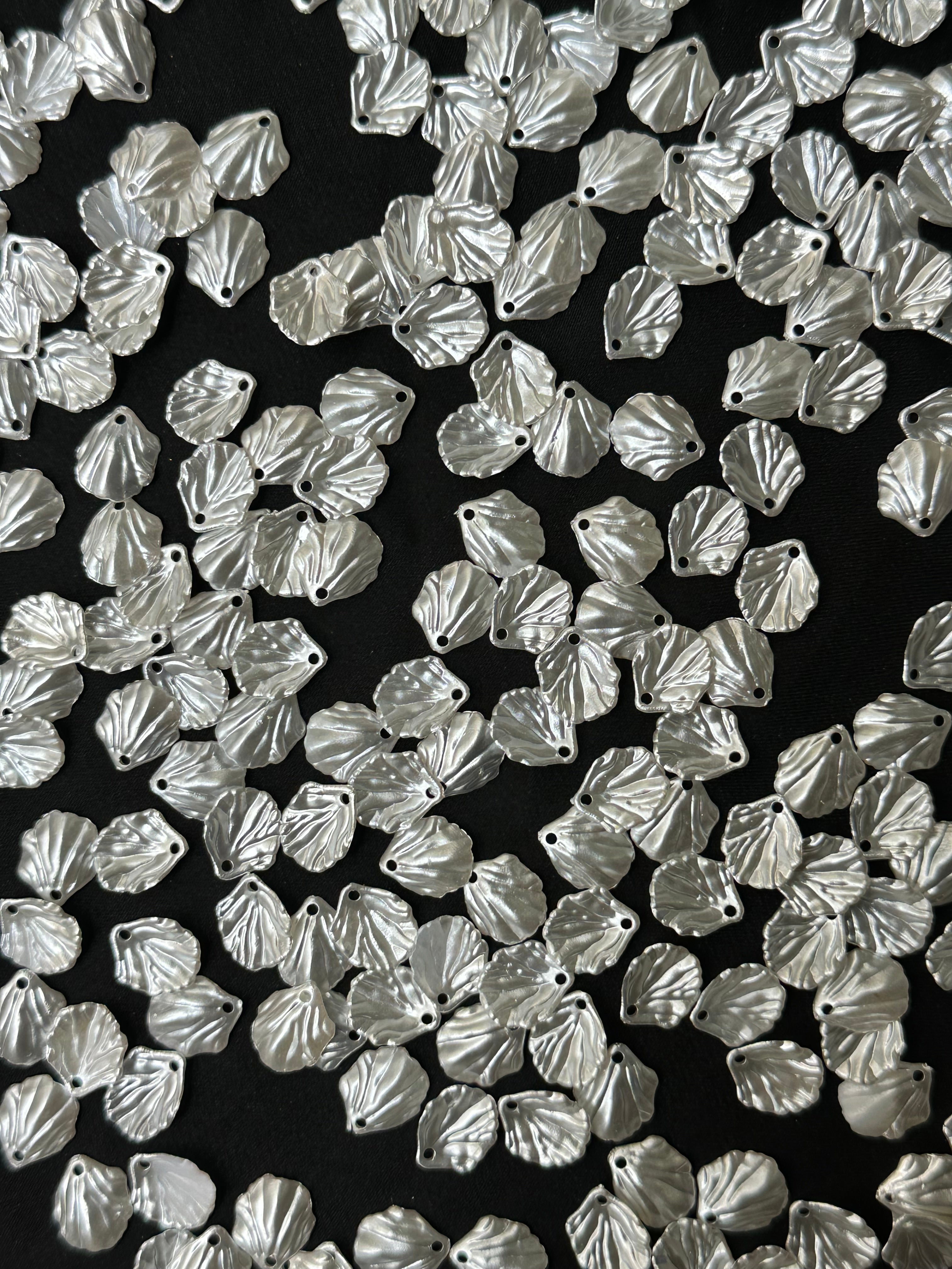 200 Adet İnce Beyaz Sedefli Yaprak Akrilik Boncuk – 12 mm Plastik Takı & Bileklik Aksesuarı
