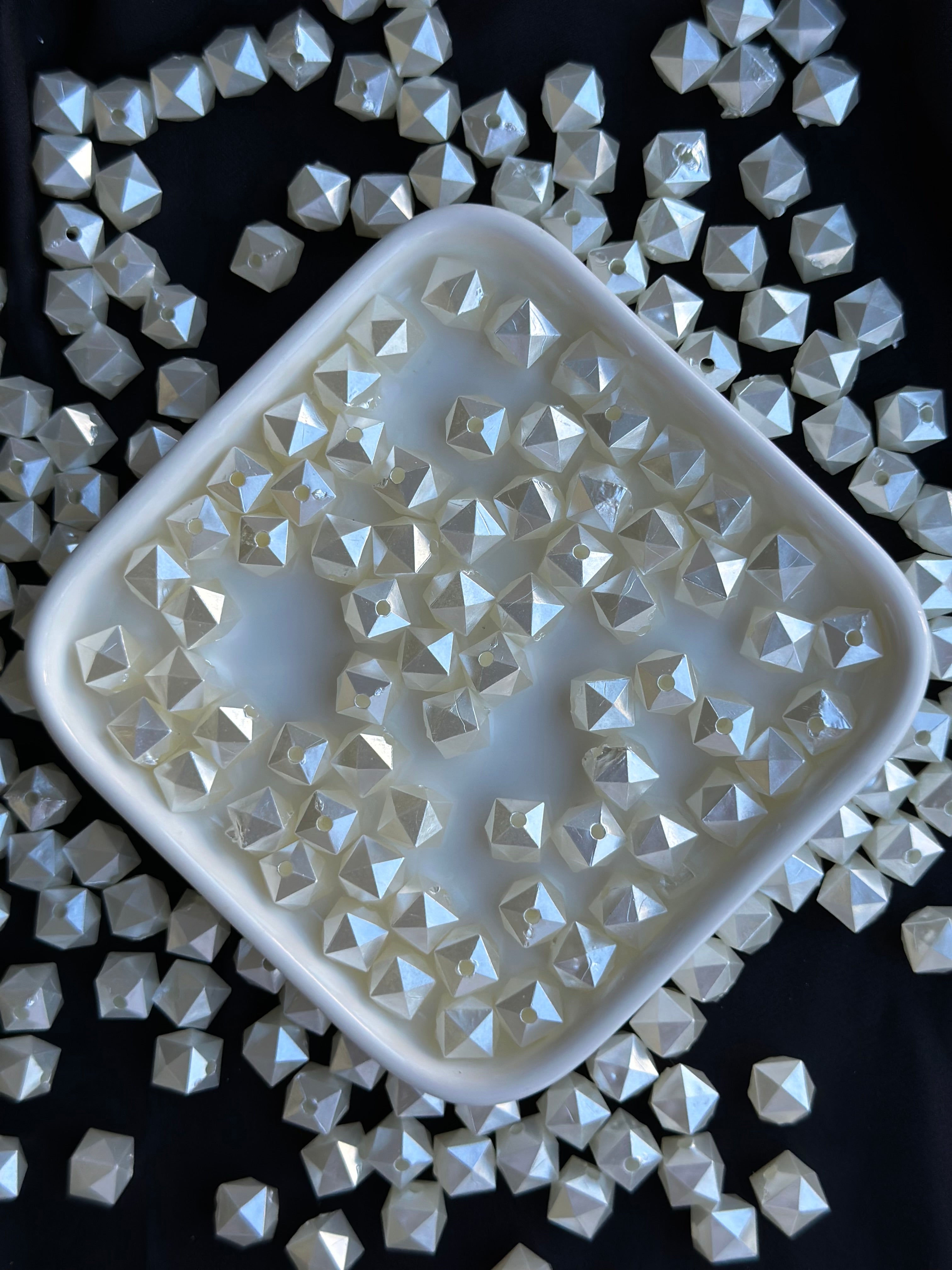 50 Adet 10x10 mm Elmas Kesim Küp Boncuk – Beyaz Sedefli Takı ve Aksesuar Boncuğu