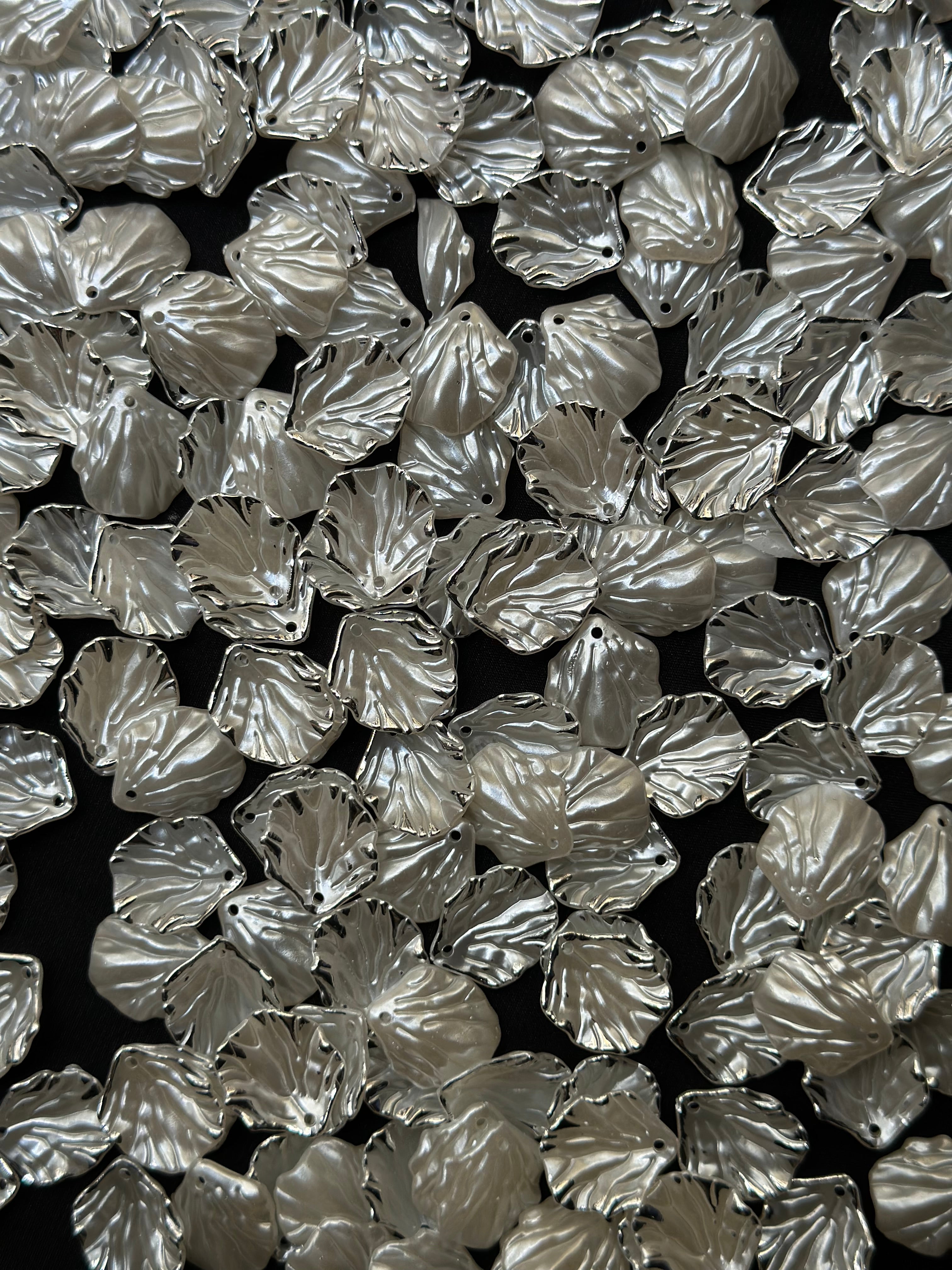 50 Adet Beyaz Sedefli Gümüş Çerçeveli Yaprak Boncuk – 20 mm | İstiridye Parlak Aksesuar