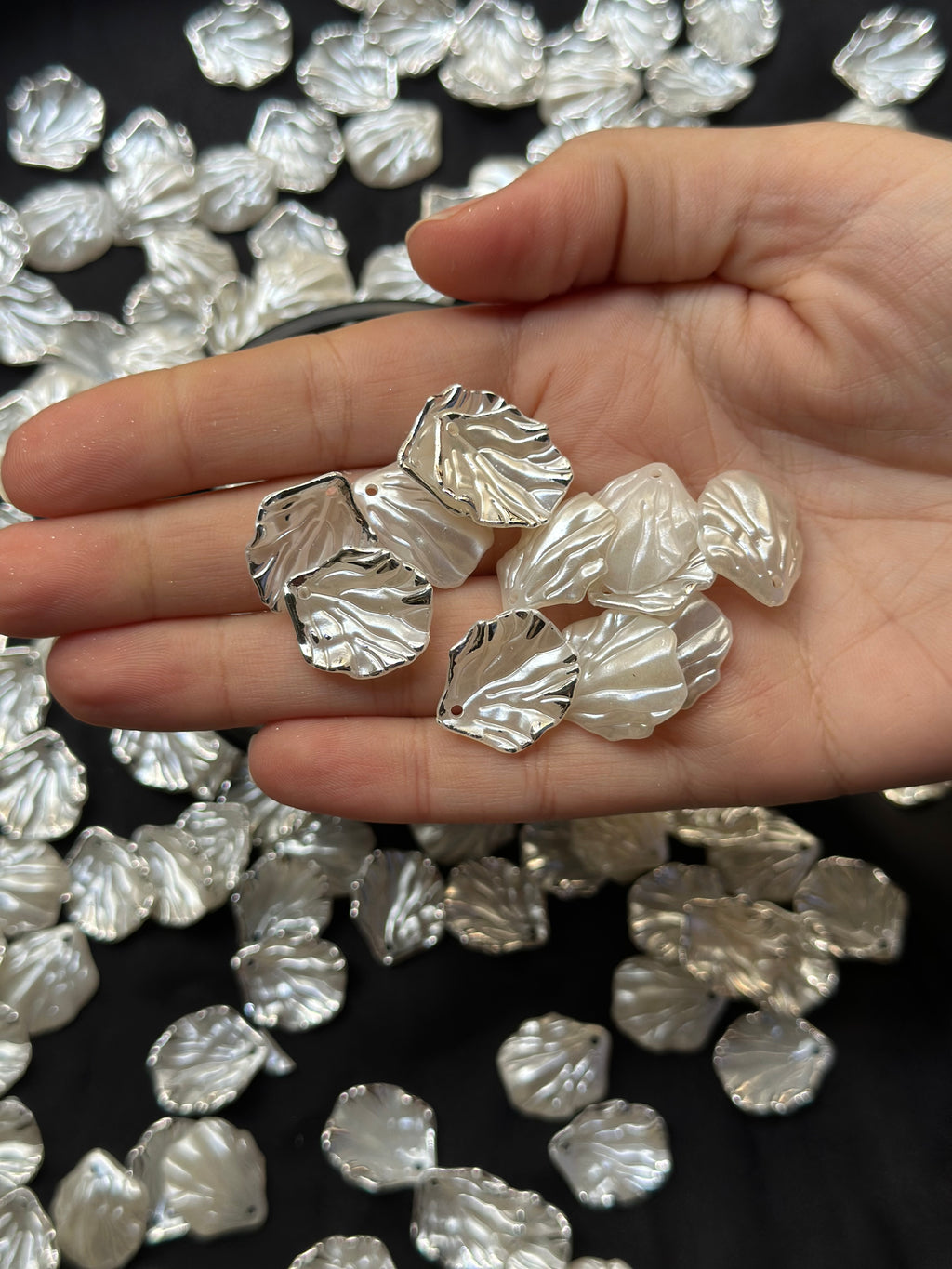 50 Adet Beyaz Sedefli Gümüş Çerçeveli Yaprak Boncuk – 20 mm | İstiridye Parlak Aksesuar