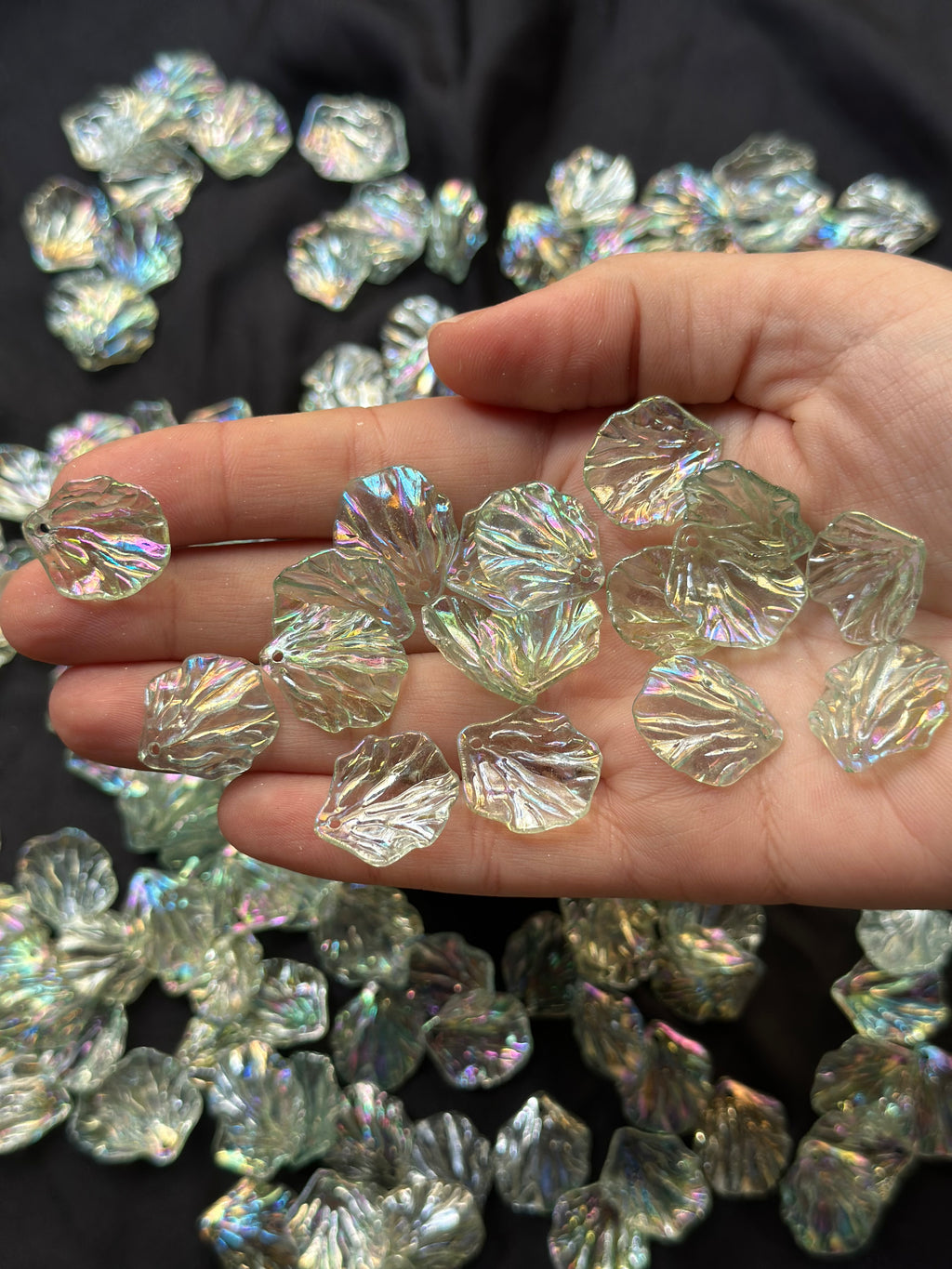 50 Adet Yeşil Şeffaf Sedefli Yaprak Boncuk – 20 mm | İstiridye Parlak Aksesuar