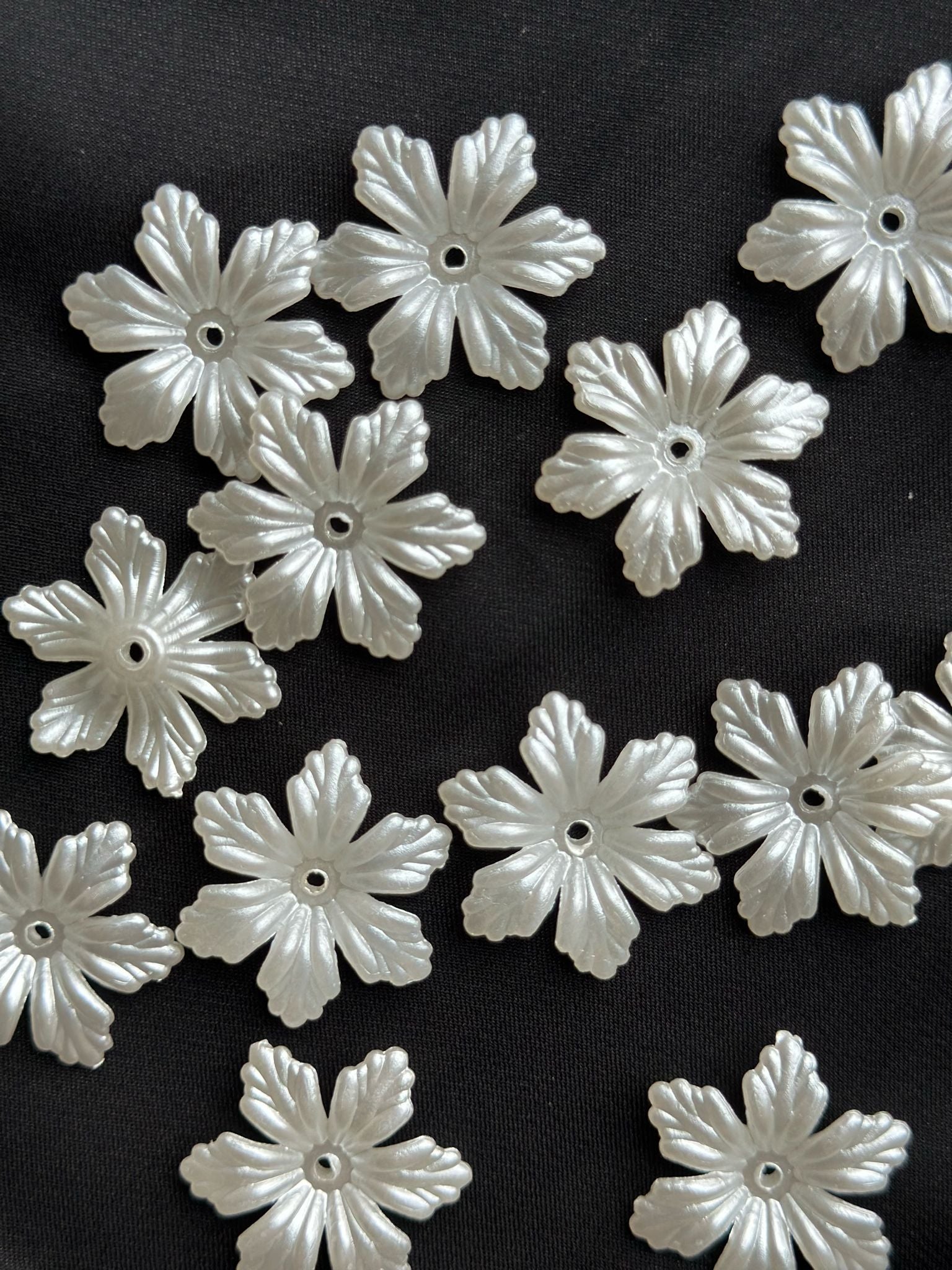 25 Adet Beyaz Sedefli Çiçek 26 mm Akrilik Boncuk