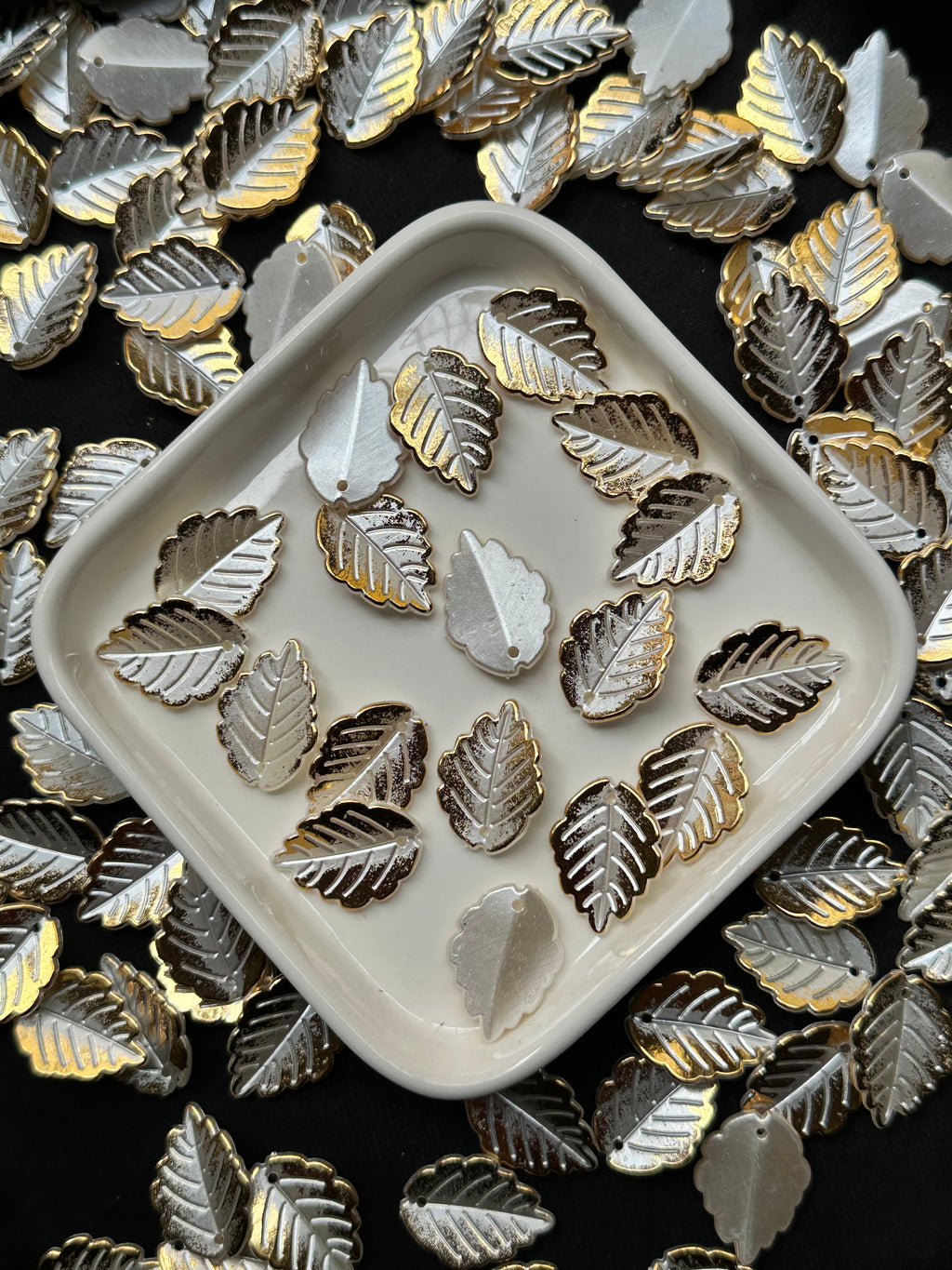 35 Adet 24 mm Yaprak Figürlü Boncuk Beyaz Altın Yaldız