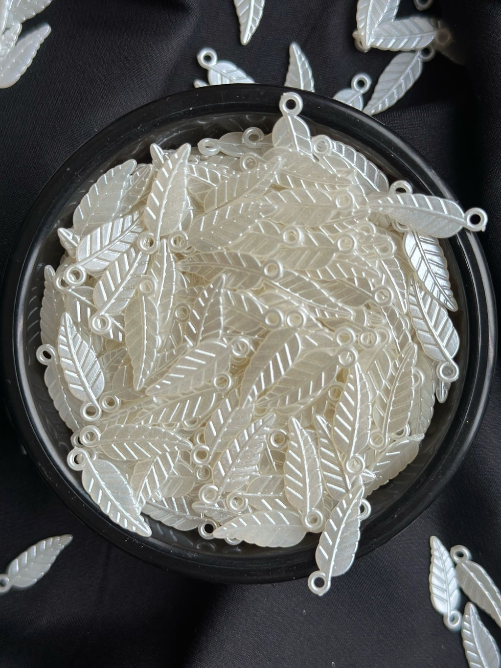 100 Adet Beyaz Sedefli Yaprak 20 mm Akrilik Boncuk