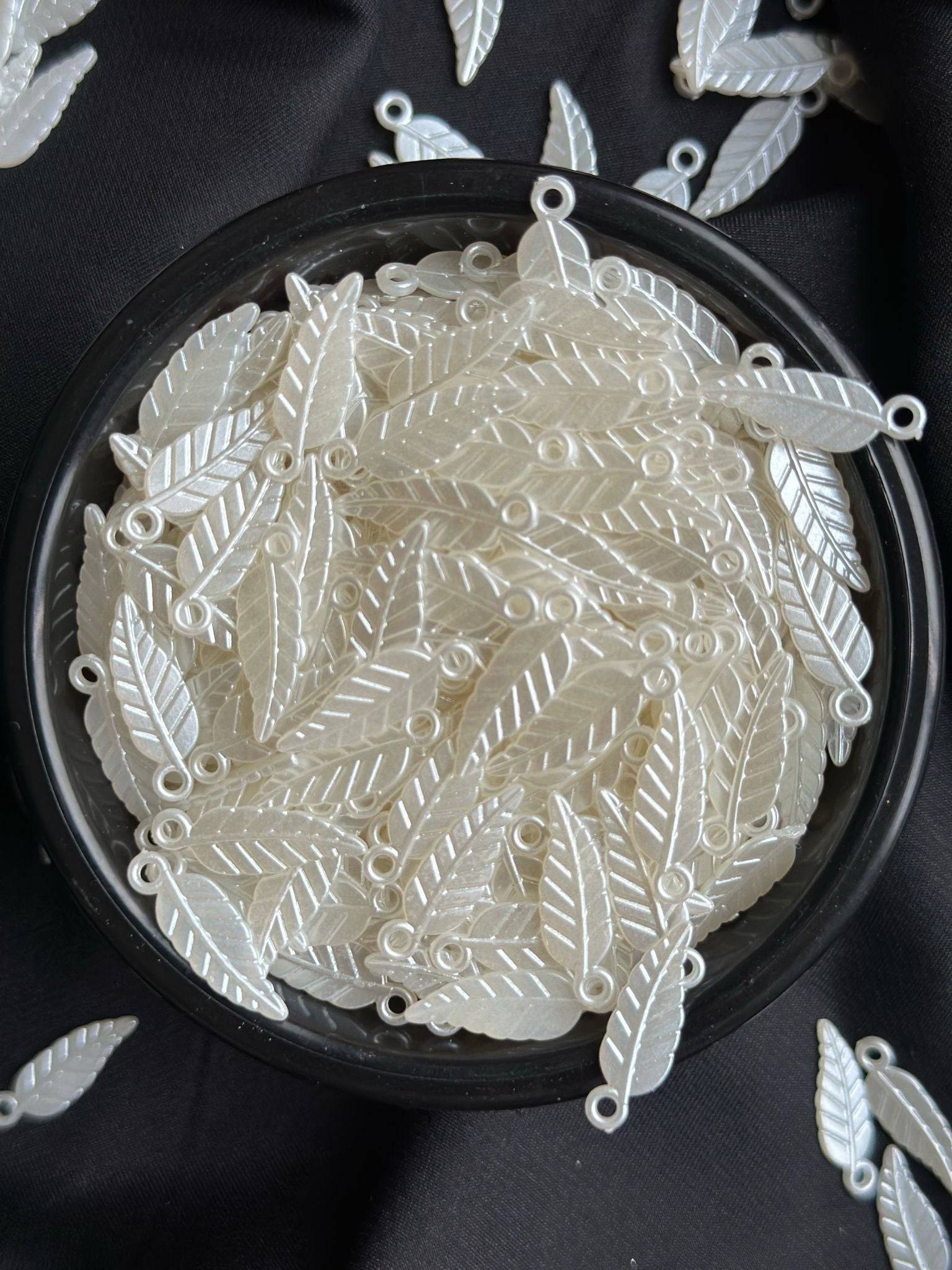 100 Adet Beyaz Sedefli Yaprak 20 mm Akrilik Boncuk