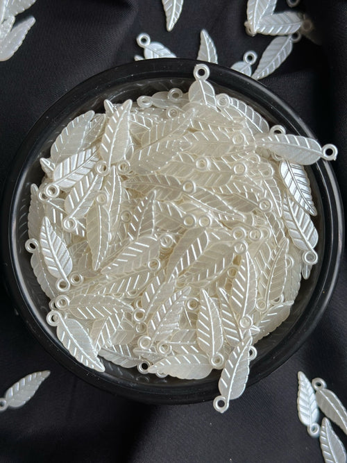 100 Adet Beyaz Sedefli Yaprak 20 mm Akrilik Boncuk