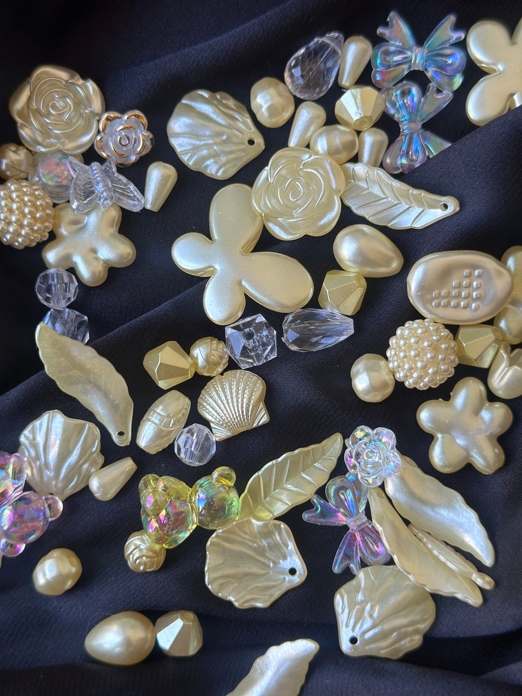 40 Adet Sedefli Sarı Şeffaf Karışık Figürlü Plastik Boncuk