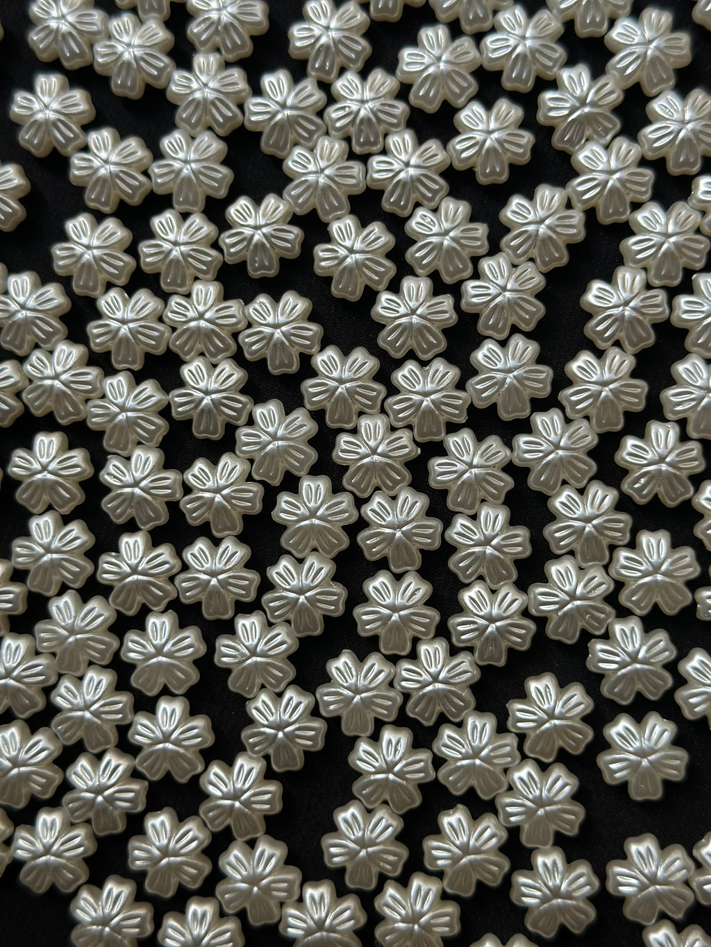 50 Adet Beyaz Sedefli Çiçek Akrilik Boncuk – 12 mm Plastik Takı & Bileklik Aksesuarı