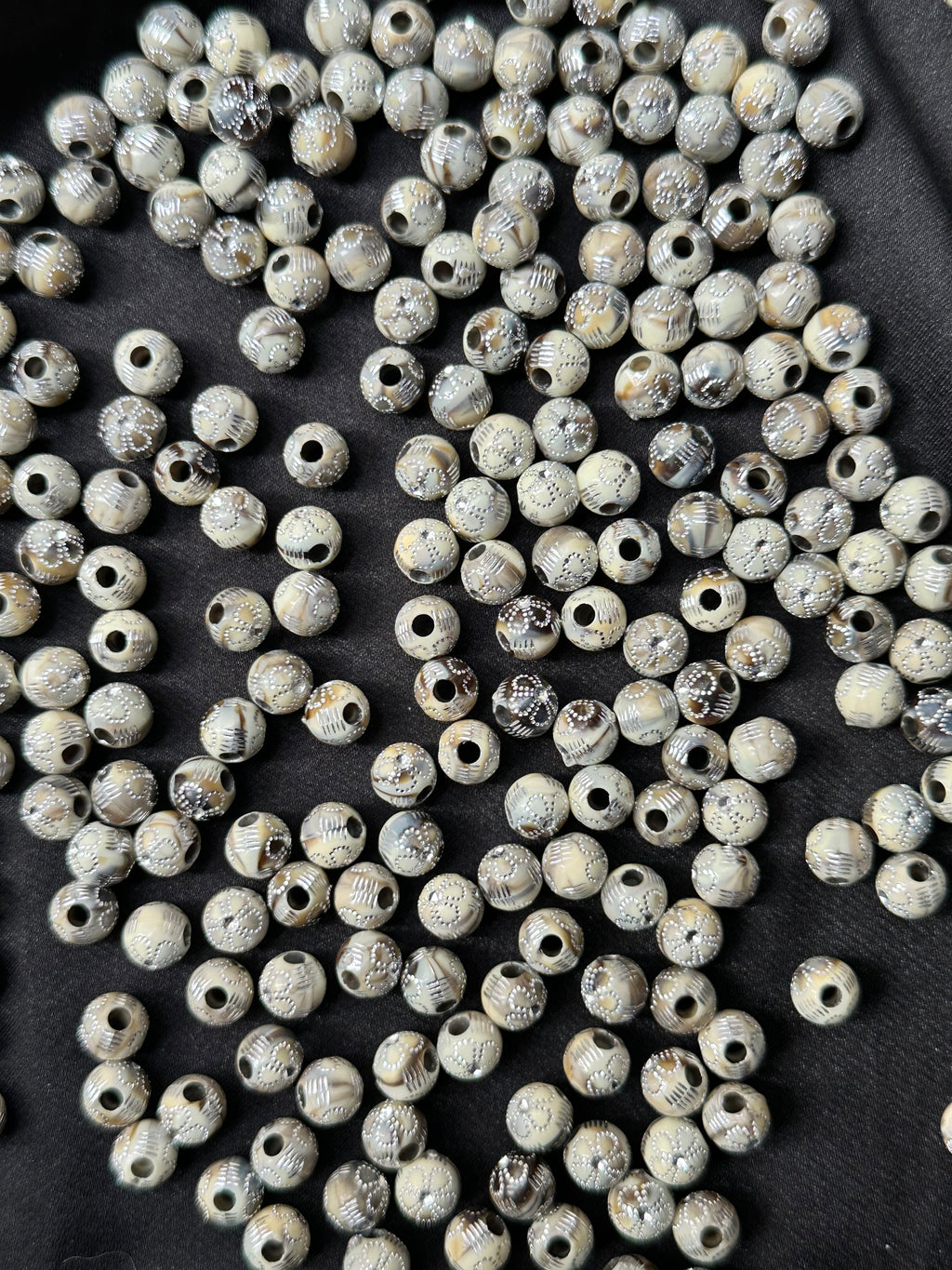 100 Adet 7 mm Kristal Taş Detaylı Yuvarlak Plastik Boncuk