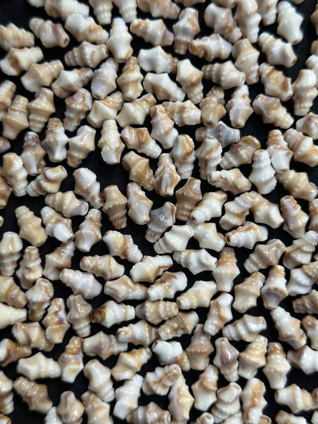 50 Adet 13.2 mm Deniz Kabuğu Figürlü Akrilik Plastik Boncuk – Karışık Renkli Takı ve Dekor Boncuğu