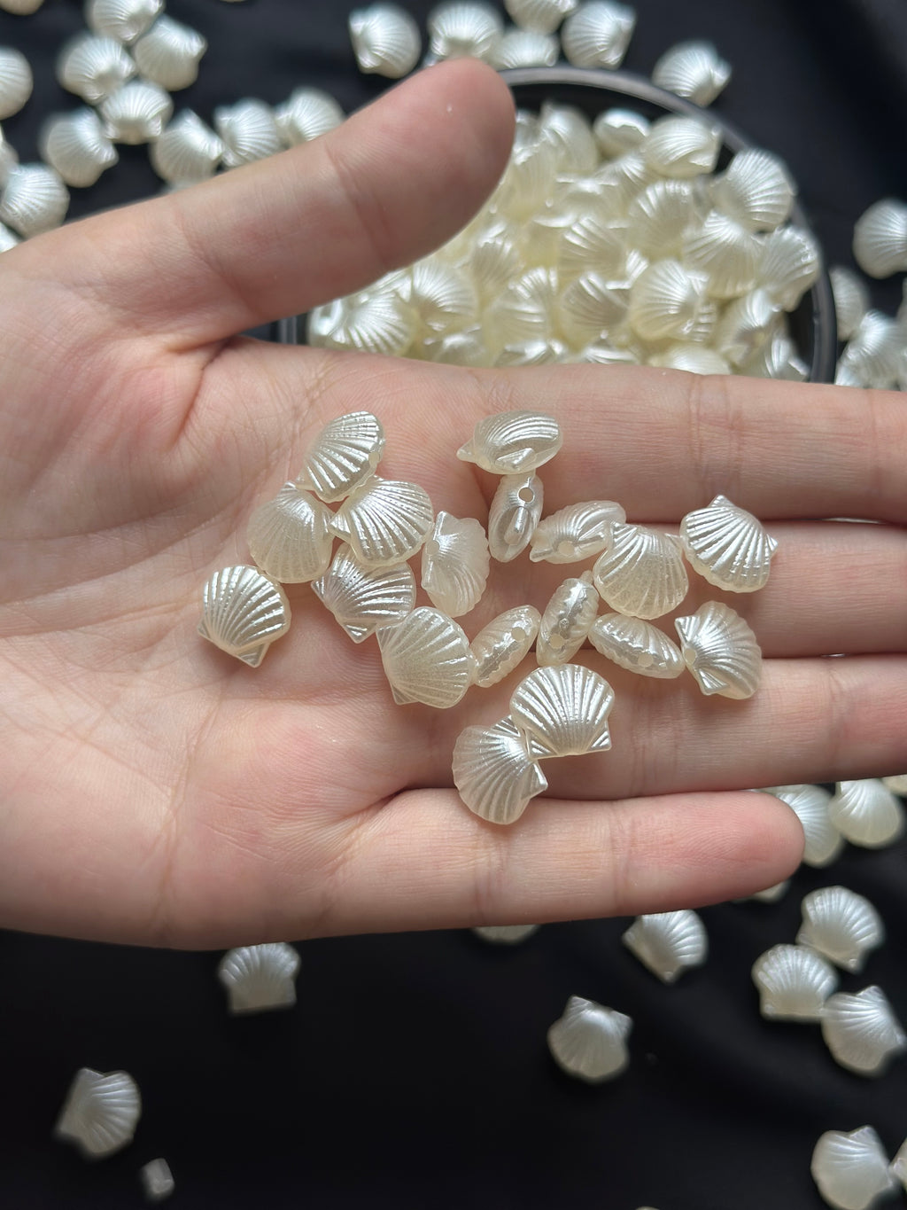 60 Adet Beyaz Sedefli Deniz Kabuğu Şekilli Boncuk 10 mm – Takı & Aksesuar Malzemesi