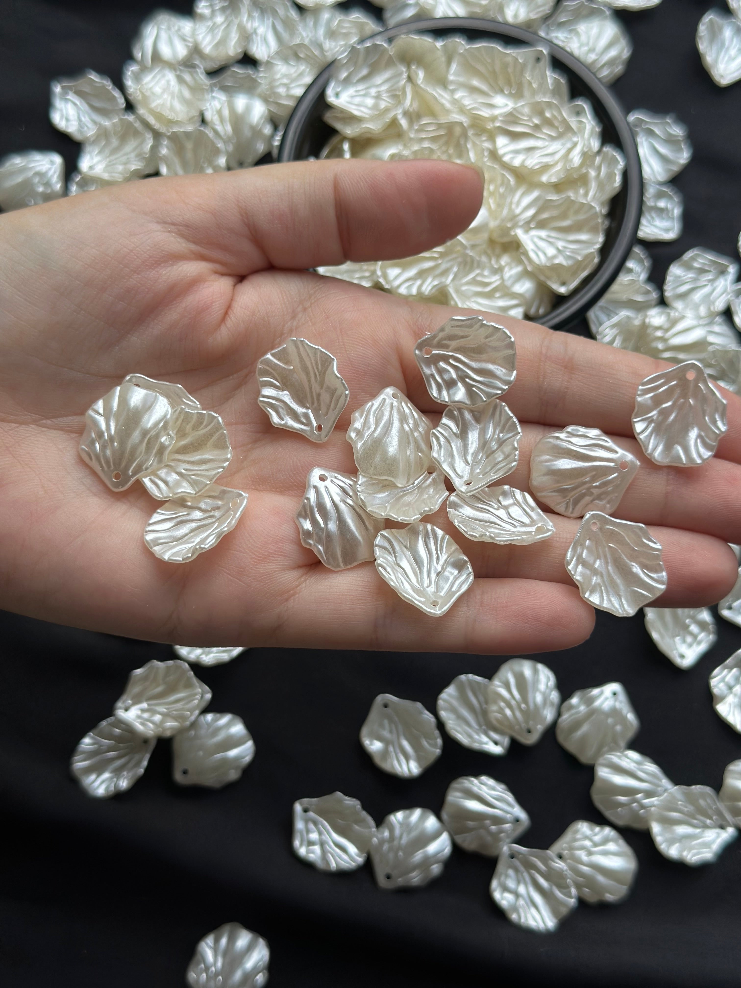 50 Adet Beyaz Sedefli Yaprak Boncuk – 20 mm | Kabuk / İstiridye Formlu Parlak Aksesuar