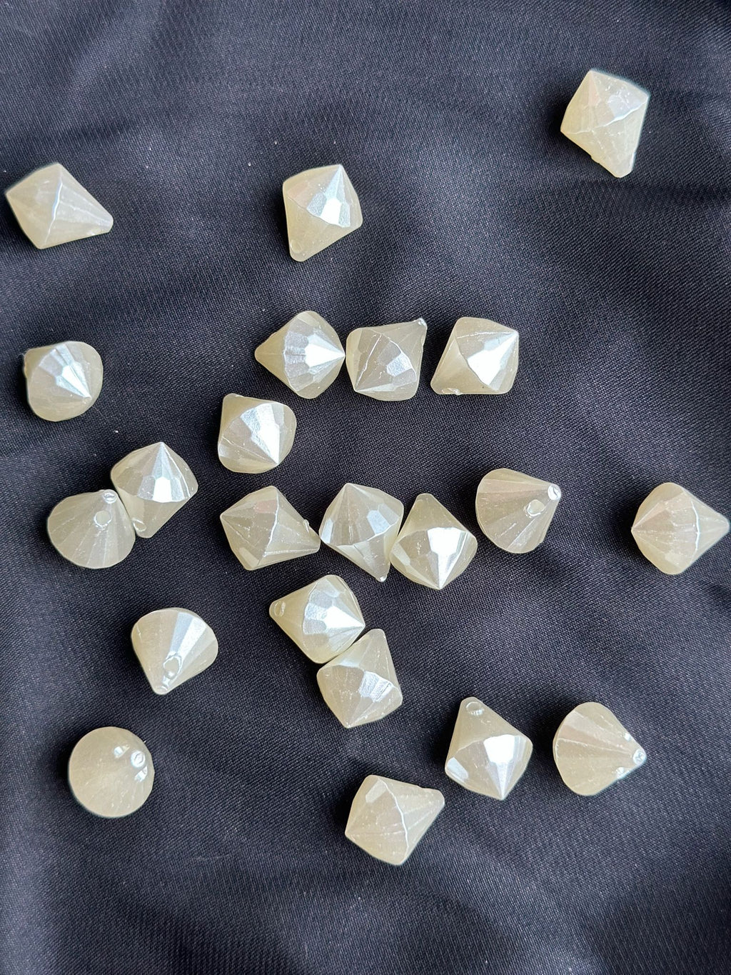 15 Adet Beyaz Sedefli Elmas 18 mm Akrilik Boncuk