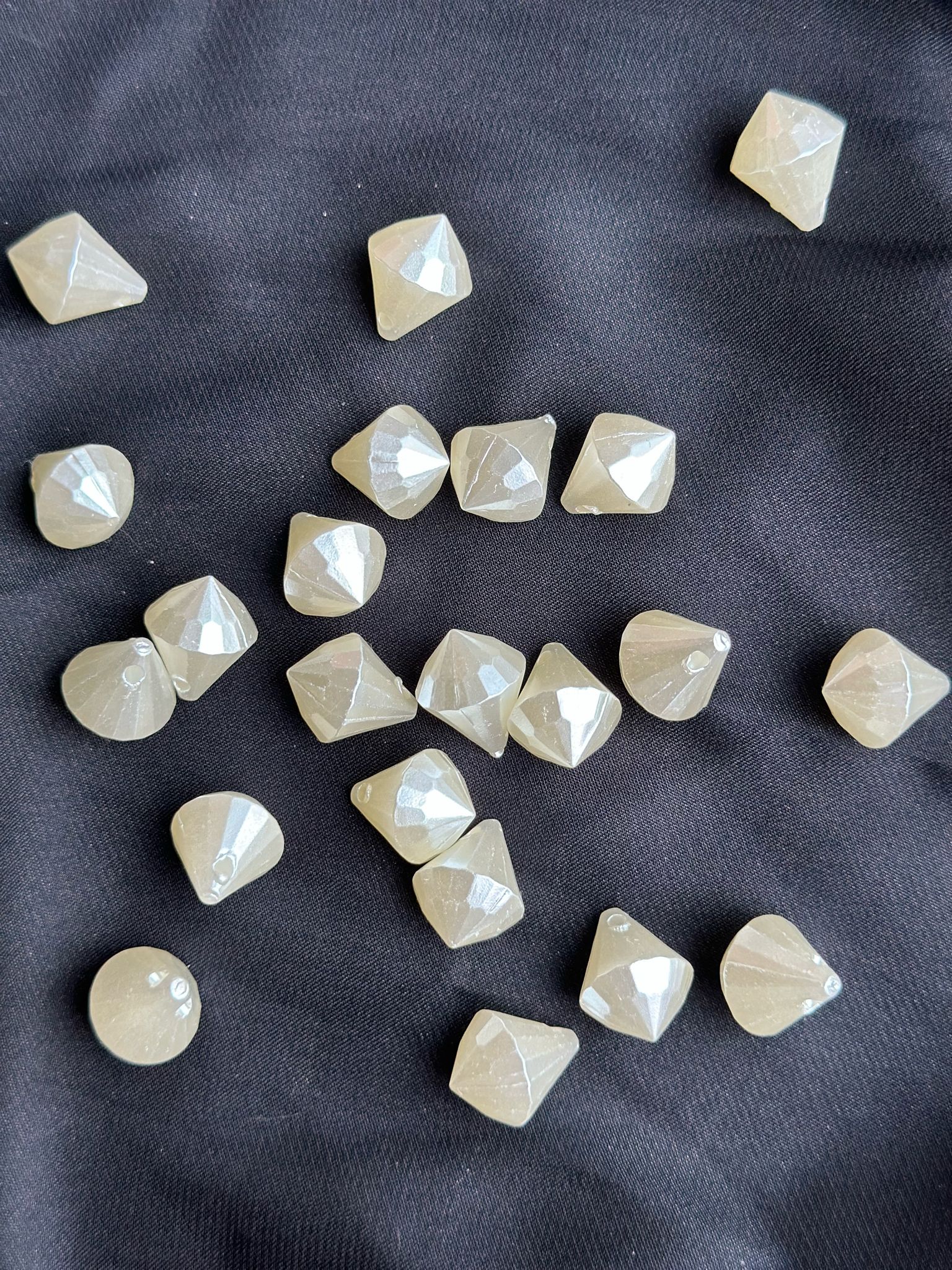 15 Adet Beyaz Sedefli Elmas 18 mm Akrilik Boncuk