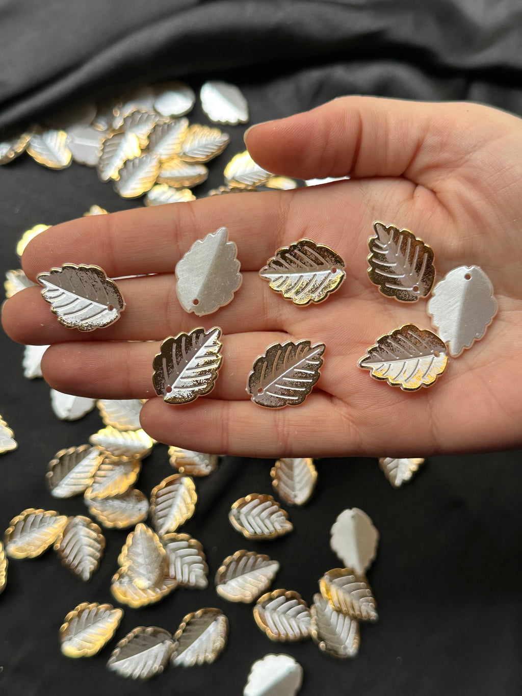 35 Adet 24 mm Yaprak Figürlü Boncuk Beyaz Altın Yaldız