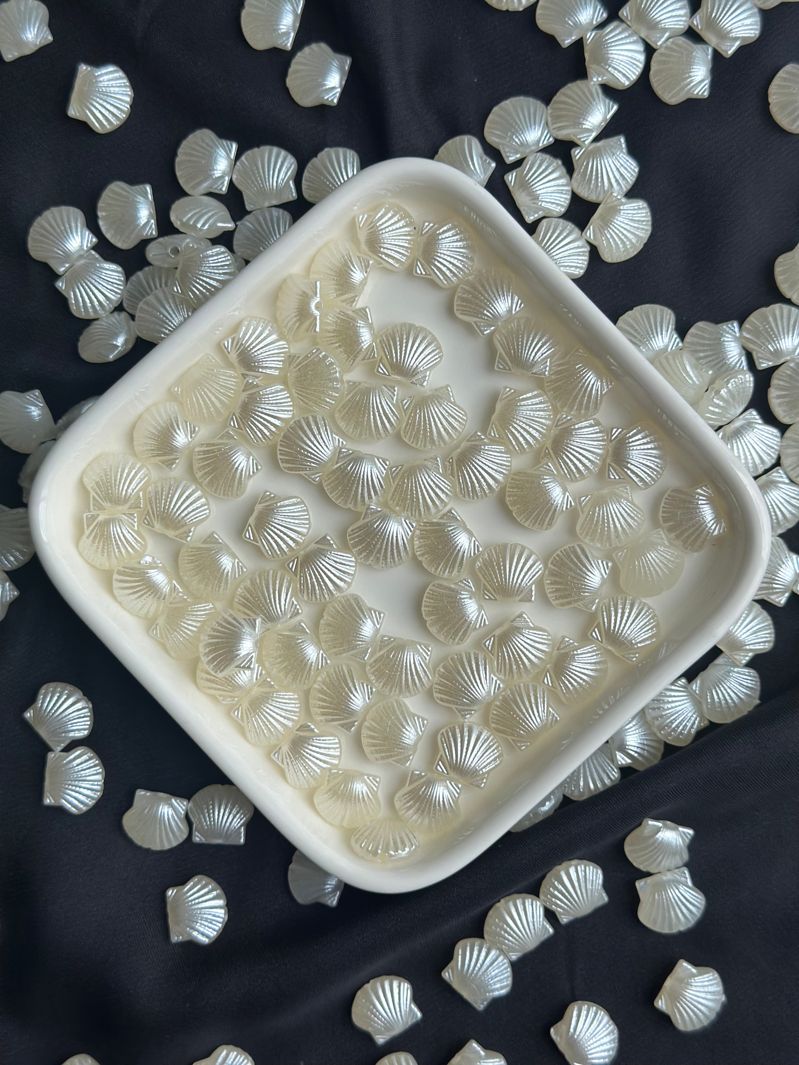 60 Adet Beyaz Sedefli Deniz Kabuğu Şekilli Boncuk 10 mm – Takı & Aksesuar Malzemesi