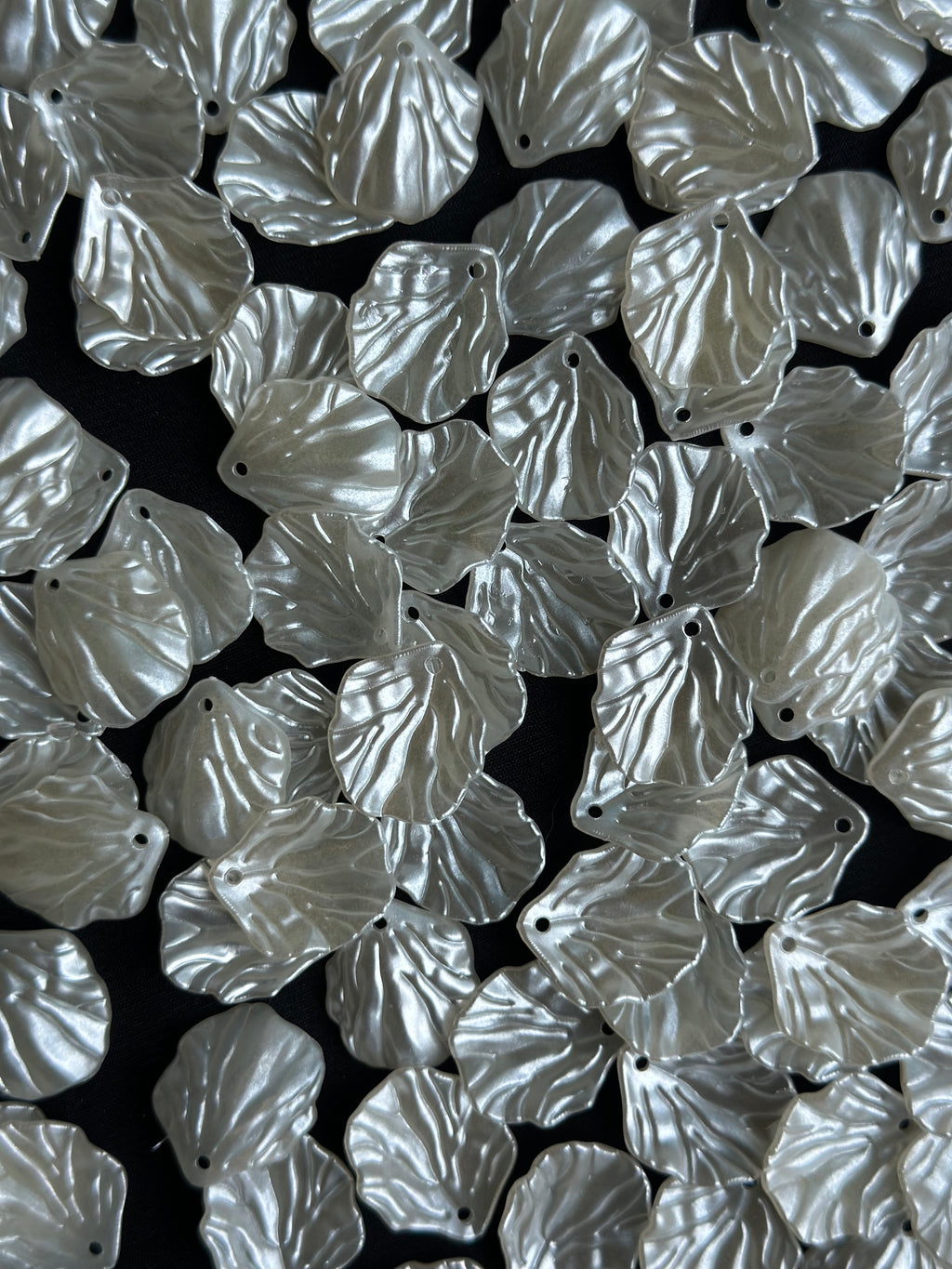 50 Adet Beyaz Sedefli Yaprak Boncuk – 20 mm | Kabuk / İstiridye Formlu Parlak Aksesuar