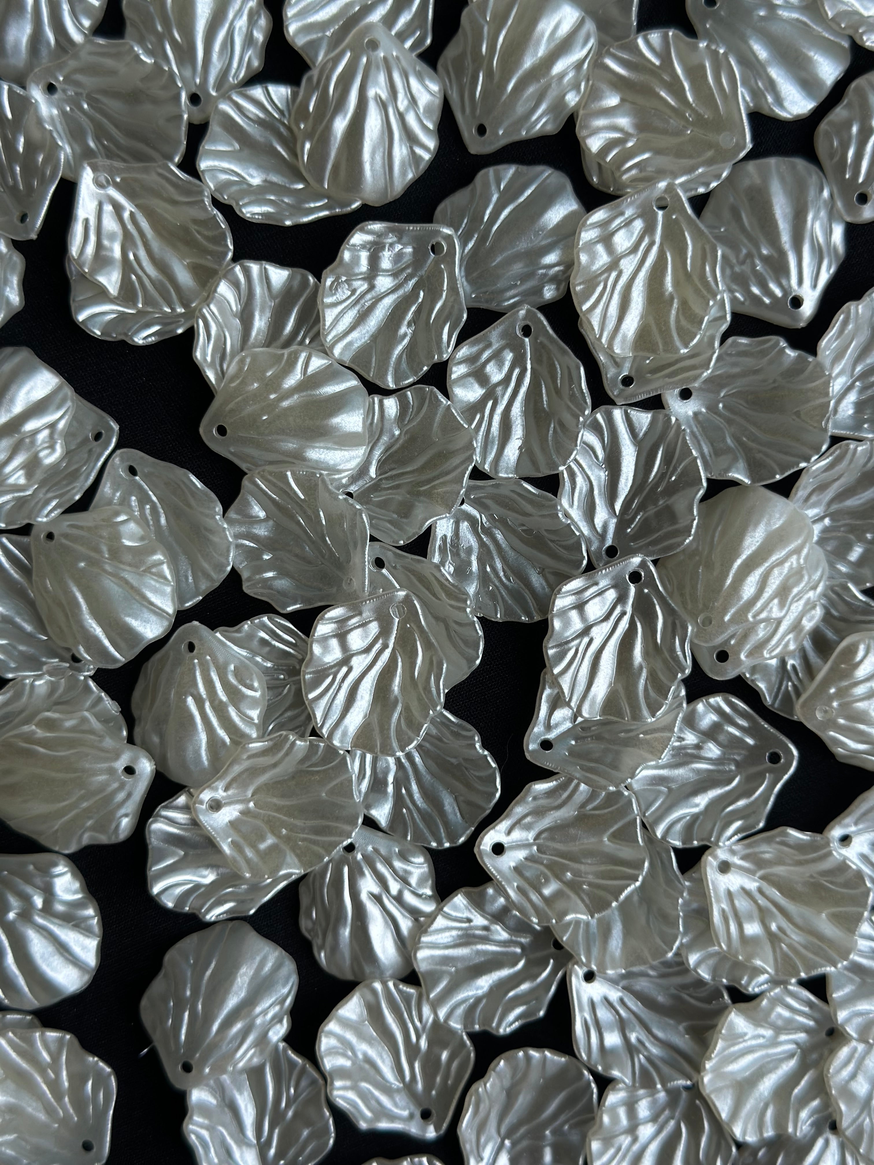 50 Adet Beyaz Sedefli Yaprak Boncuk – 20 mm | Kabuk / İstiridye Formlu Parlak Aksesuar