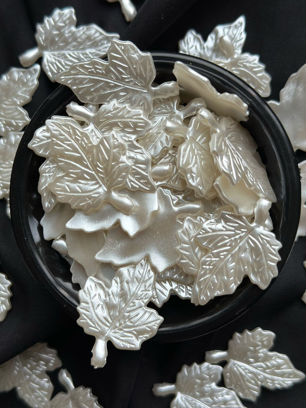 20 Adet Beyaz Sedefli Yaprak 35 mm Akrilik Boncuk
