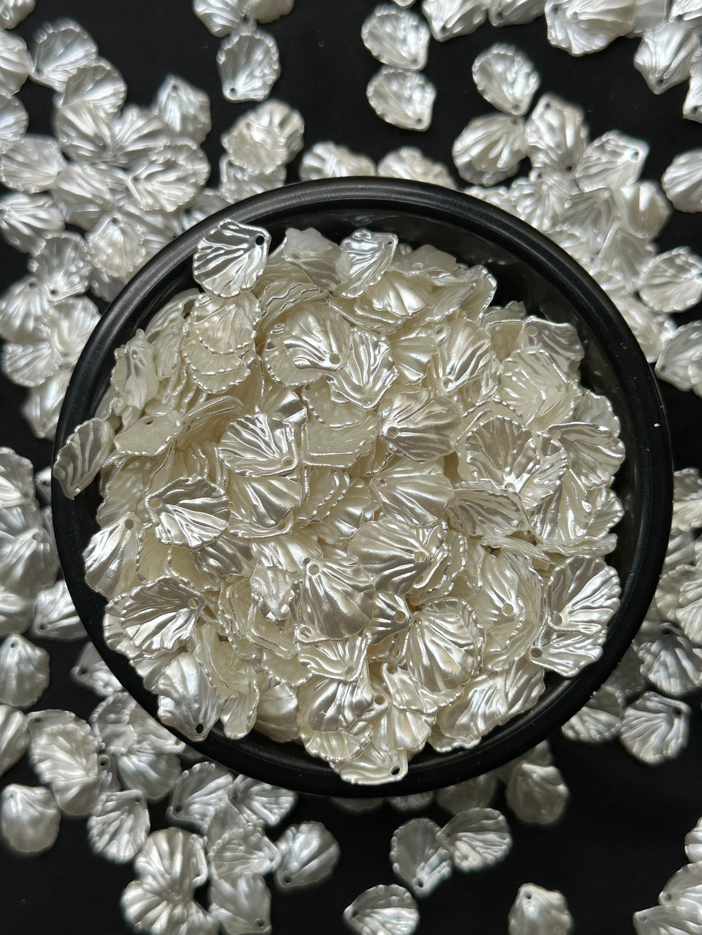 200 Adet İnce Beyaz Sedefli Yaprak Akrilik Boncuk – 12 mm Plastik Takı & Bileklik Aksesuarı