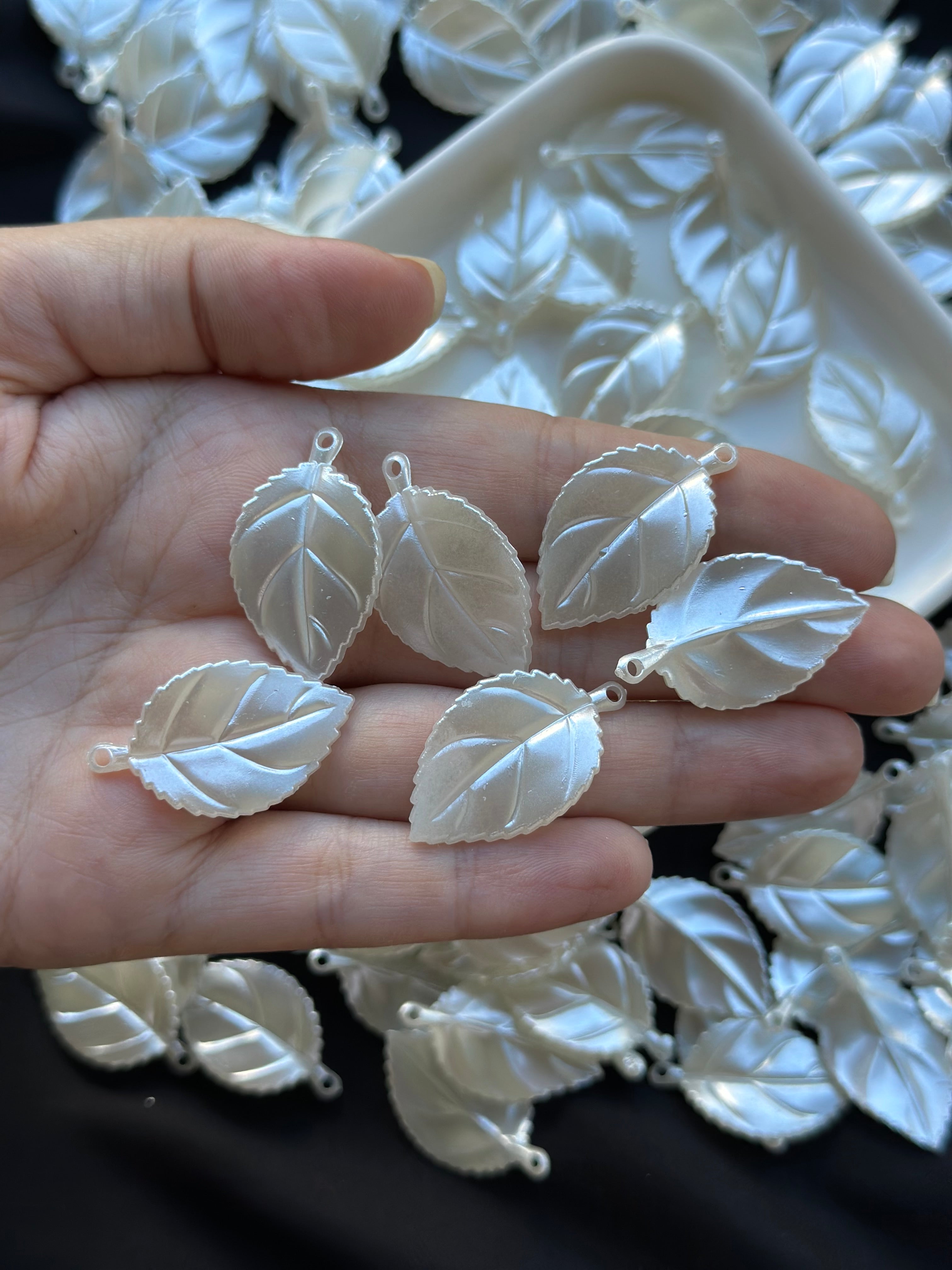 40 Adet 13 mm Beyaz Sedefli Yaprak Boncuk – Kıvrımlı 3D Tasarım Takı Aksesuarı