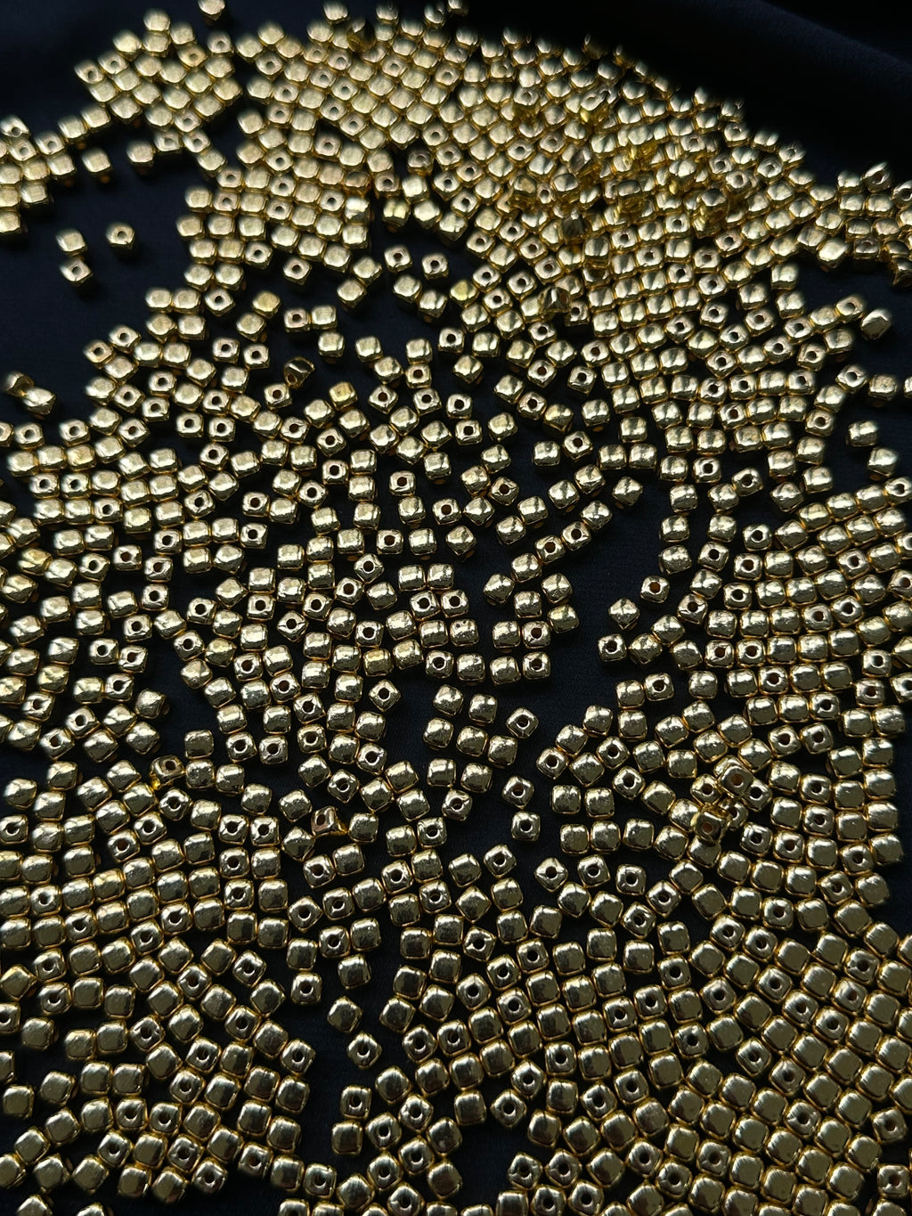 200 Adet Altın Sarı Küp Boncuk – Gold Dore Ara Aparat Takı ve Aksesuar Boncuğu