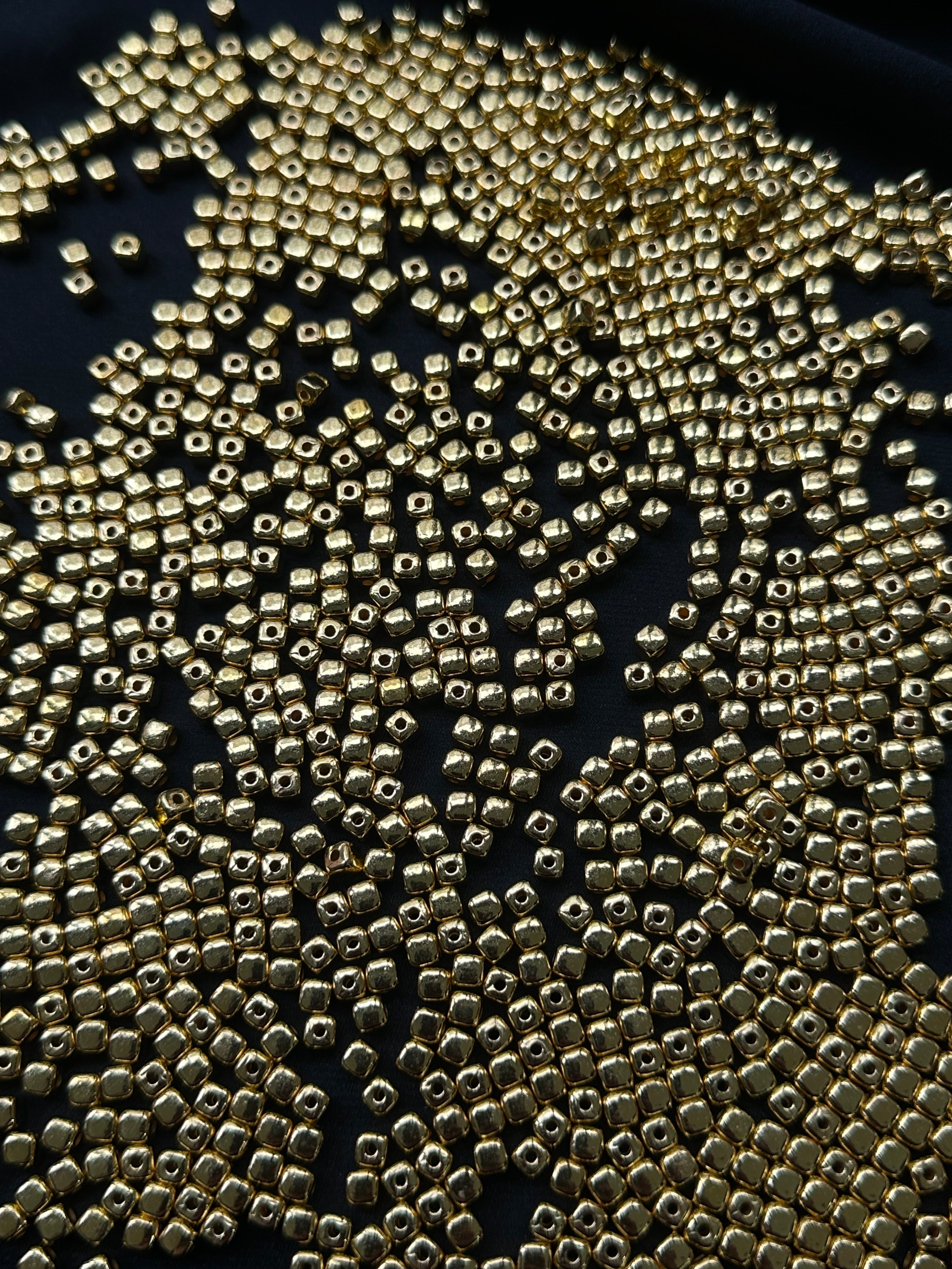 200 Adet Altın Sarı Küp Boncuk – Gold Dore Ara Aparat Takı ve Aksesuar Boncuğu