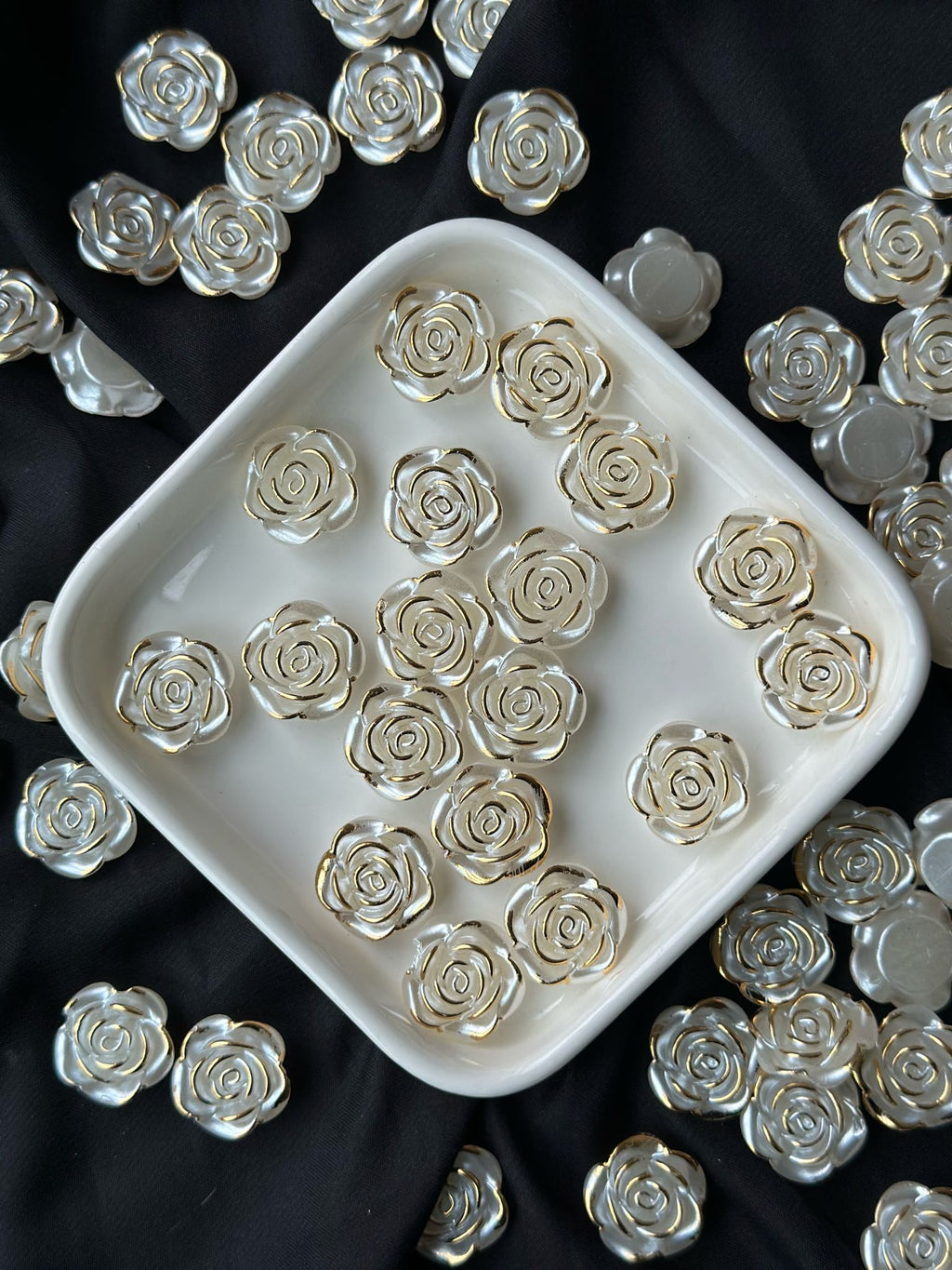 25 Adet Sedefli Beyaz Altın Yaldızlı Gül Boncuk – 18 mm Çiçek Formlu Aksesuar