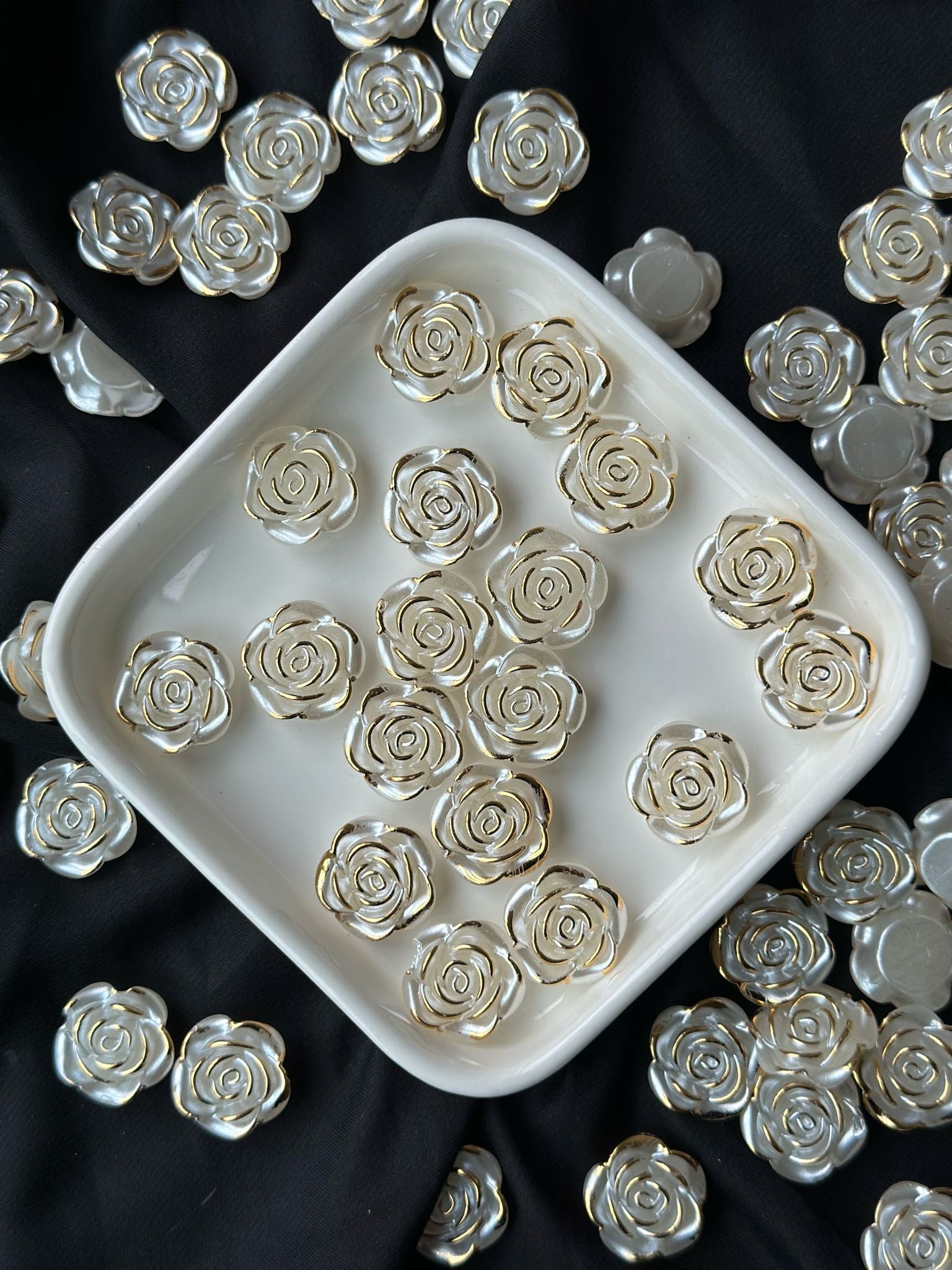 25 Adet Sedefli Beyaz Altın Yaldızlı Gül Boncuk – 18 mm Çiçek Formlu Aksesuar