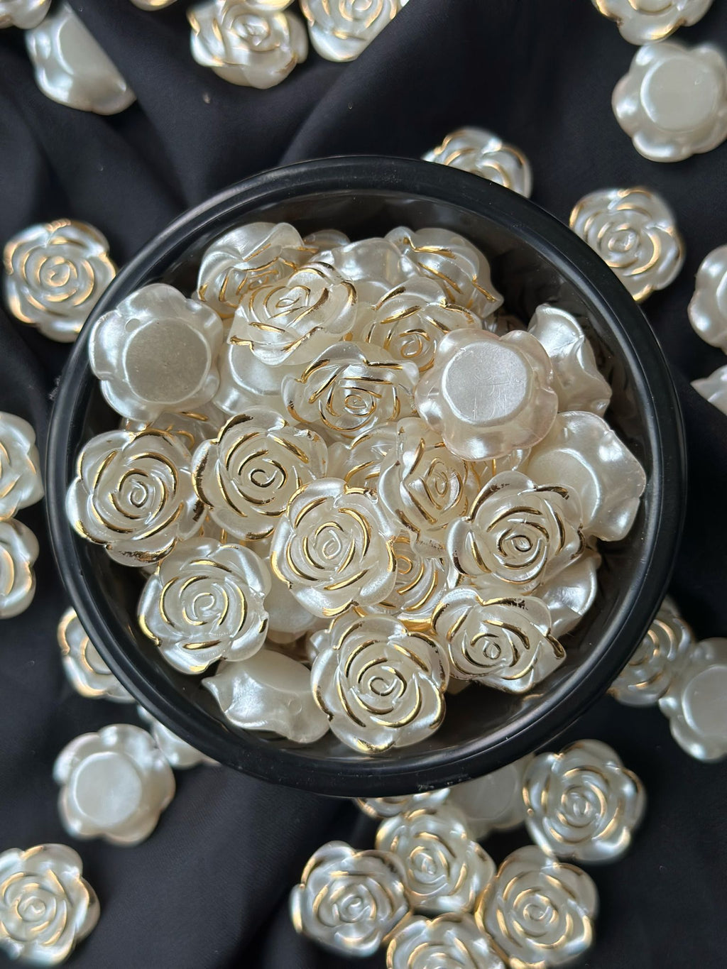 25 Adet Sedefli Beyaz Altın Yaldızlı Gül Boncuk – 18 mm Çiçek Formlu Aksesuar