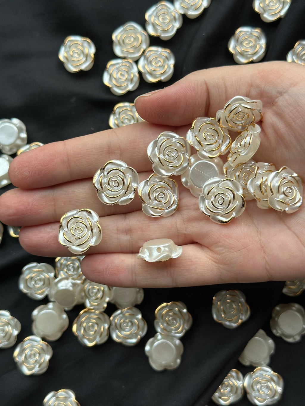 25 Adet Sedefli Beyaz Altın Yaldızlı Gül Boncuk – 18 mm Çiçek Formlu Aksesuar