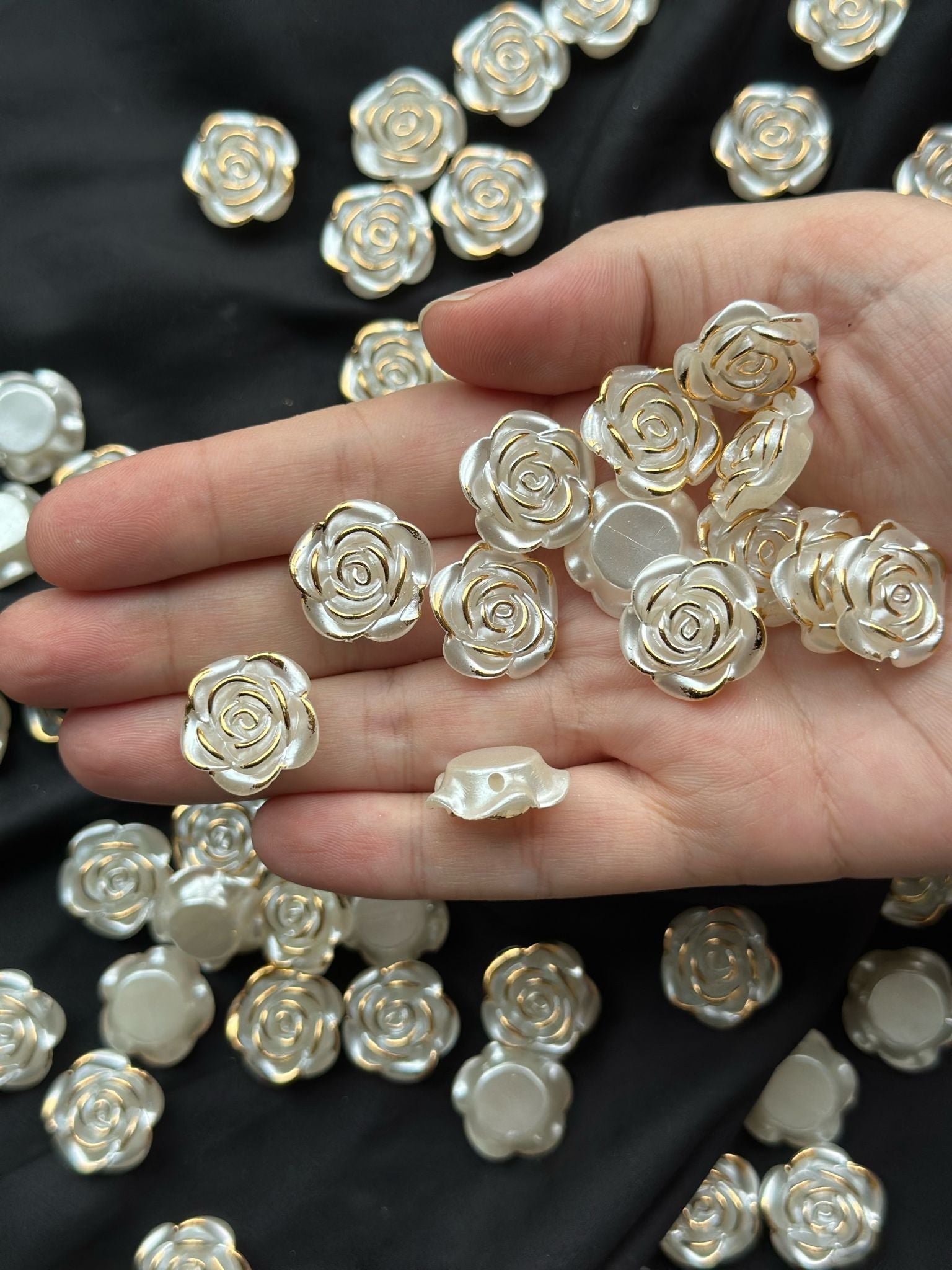 25 Adet Sedefli Beyaz Altın Yaldızlı Gül Boncuk – 18 mm Çiçek Formlu Aksesuar