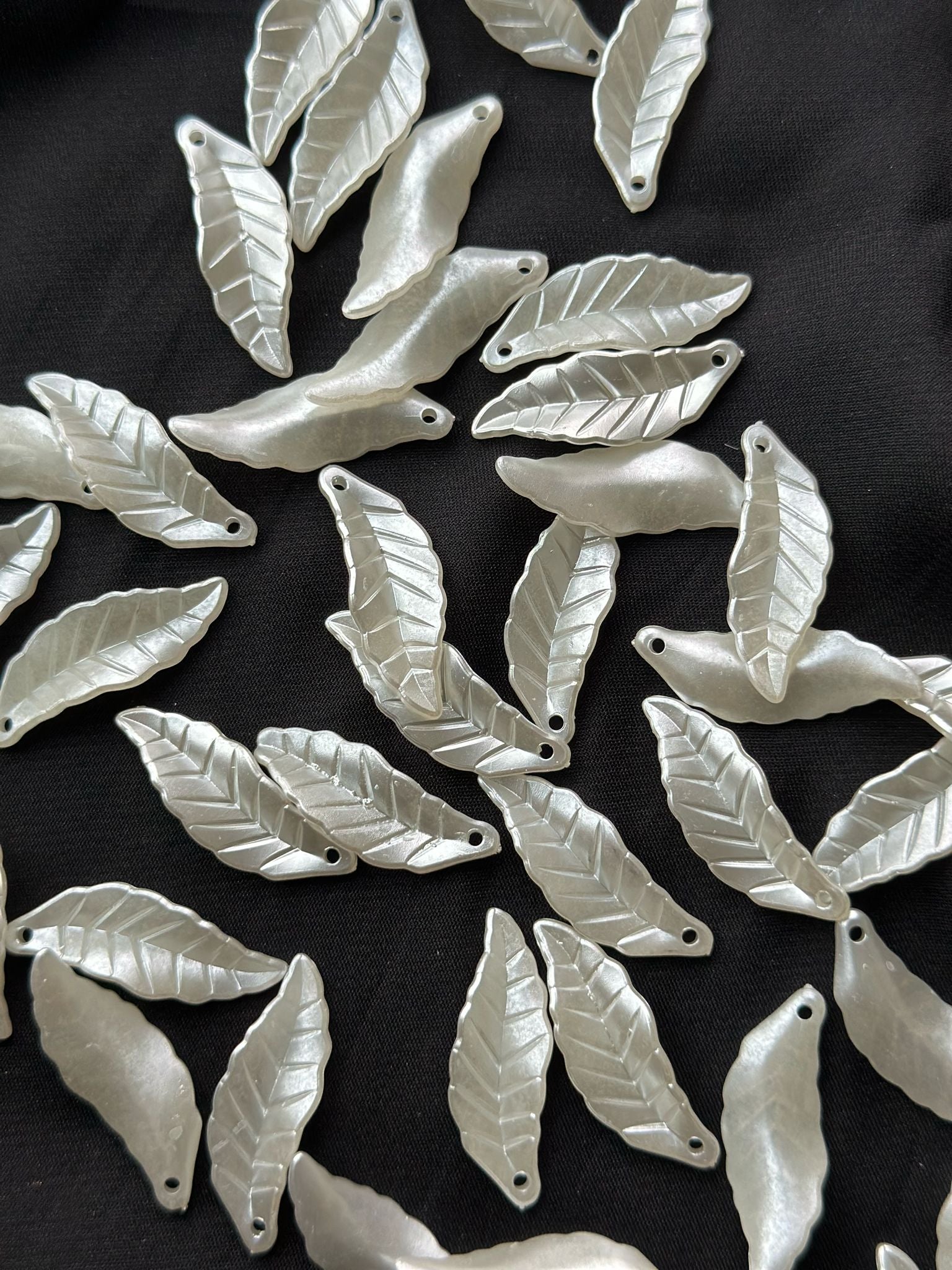 40 Adet Beyaz Sedefli Yaprak Dokulu Boncuk